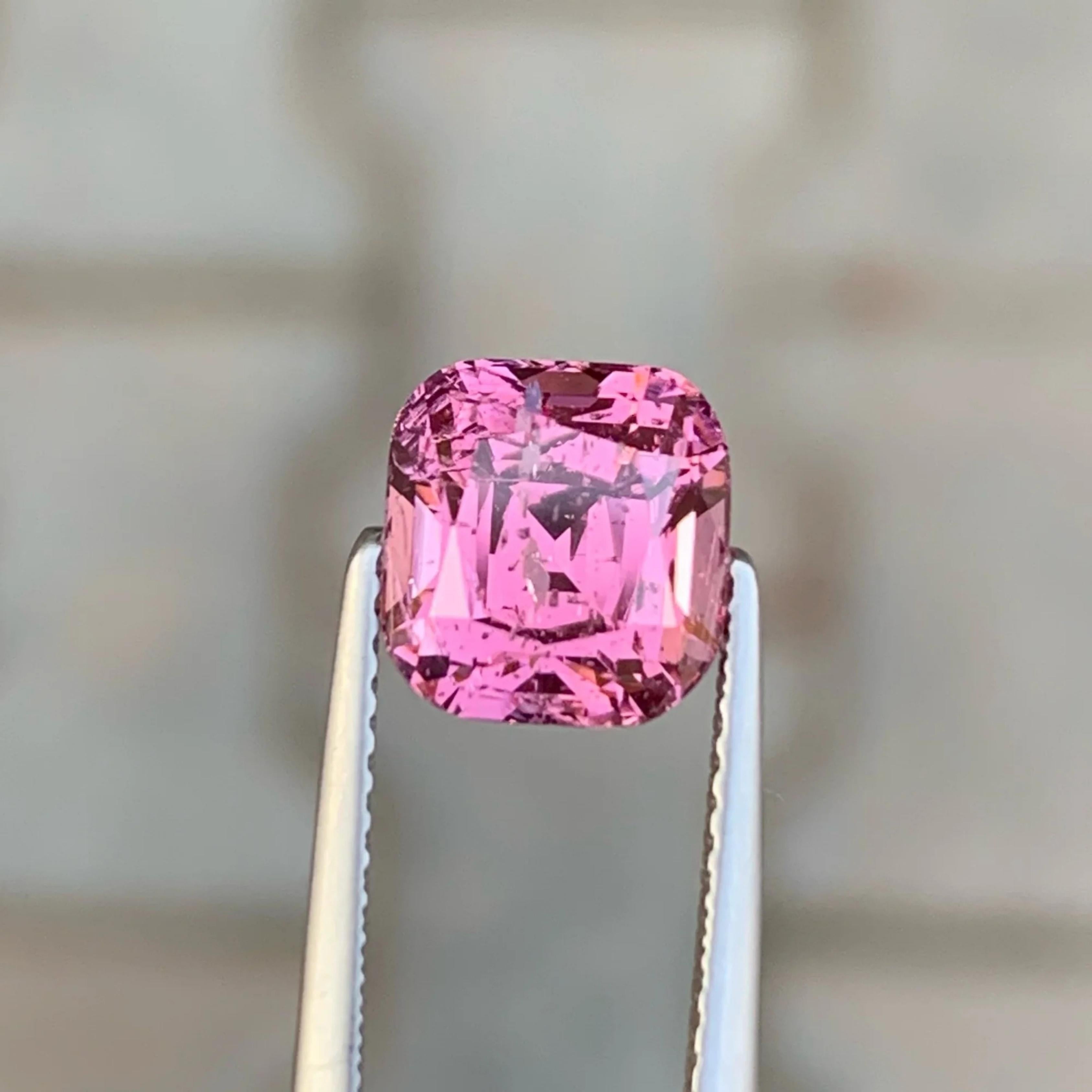 Magnifique bague à facettes en tourmaline rose pâle taille tourmaline 3,35 carats Unisexe en vente