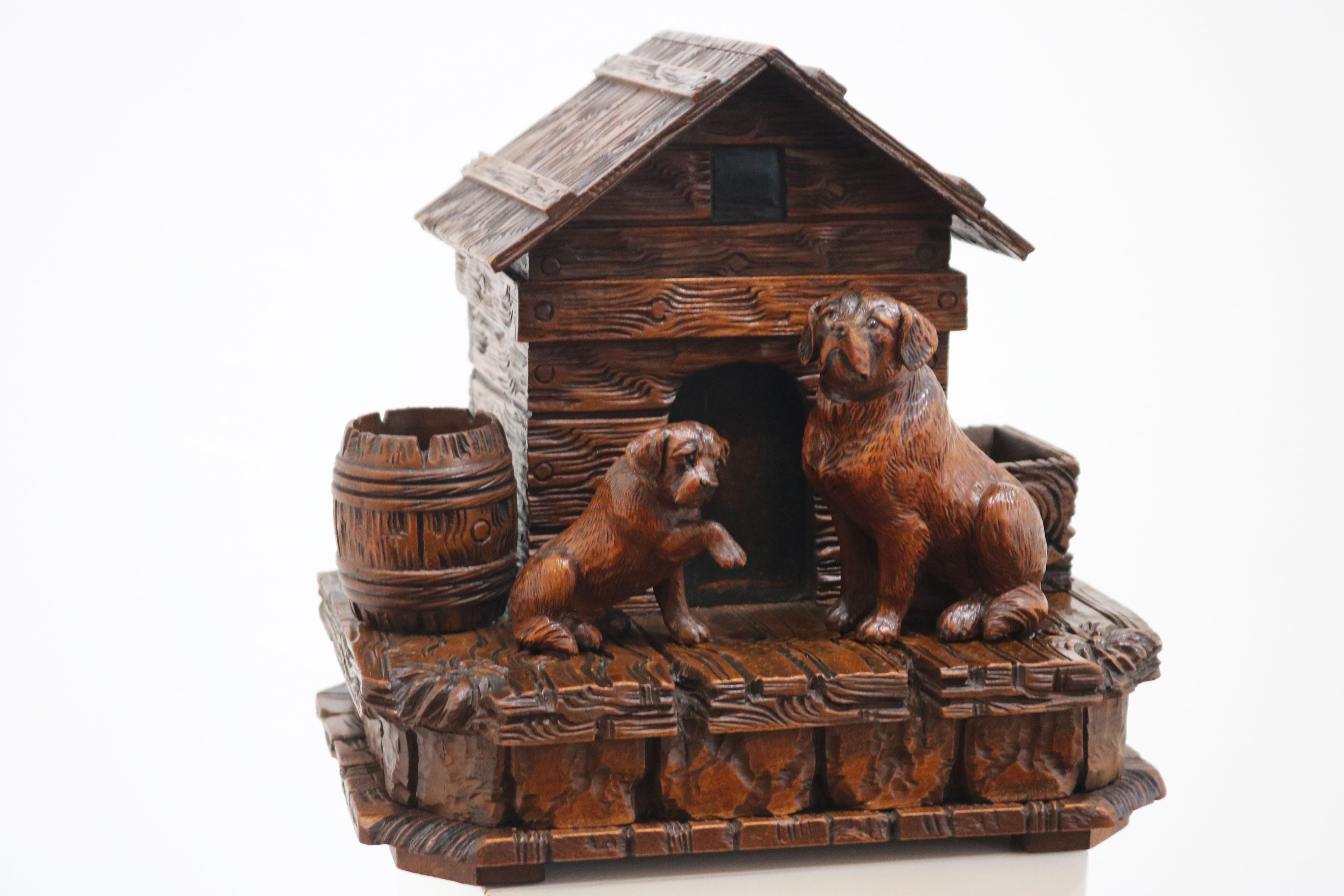 Foresta Nera Raro Humidor / Tabacchiera Black Forest del XIX secolo con cani San Bernardo in vendita