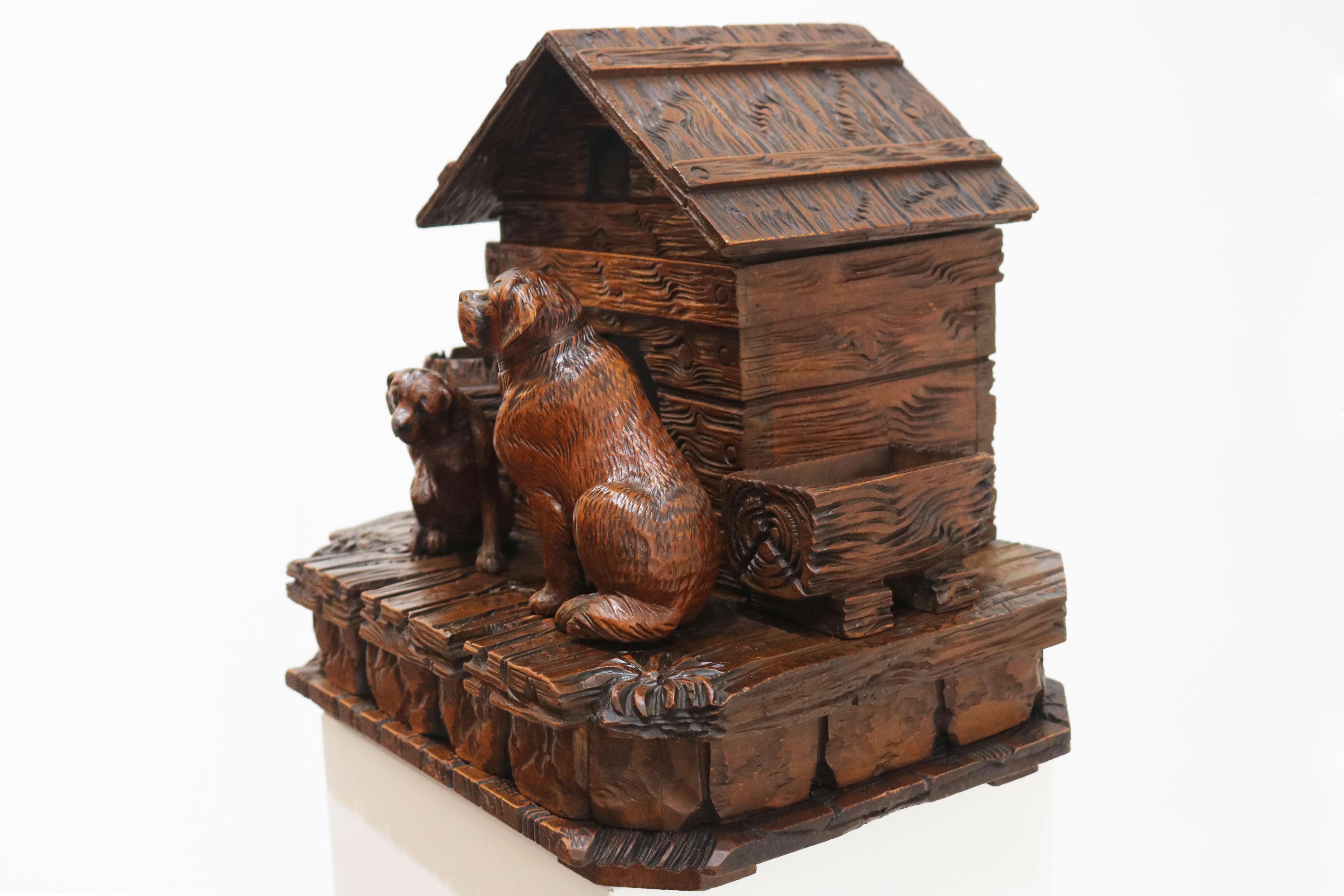 Svizzero Raro Humidor / Tabacchiera Black Forest del XIX secolo con cani San Bernardo in vendita