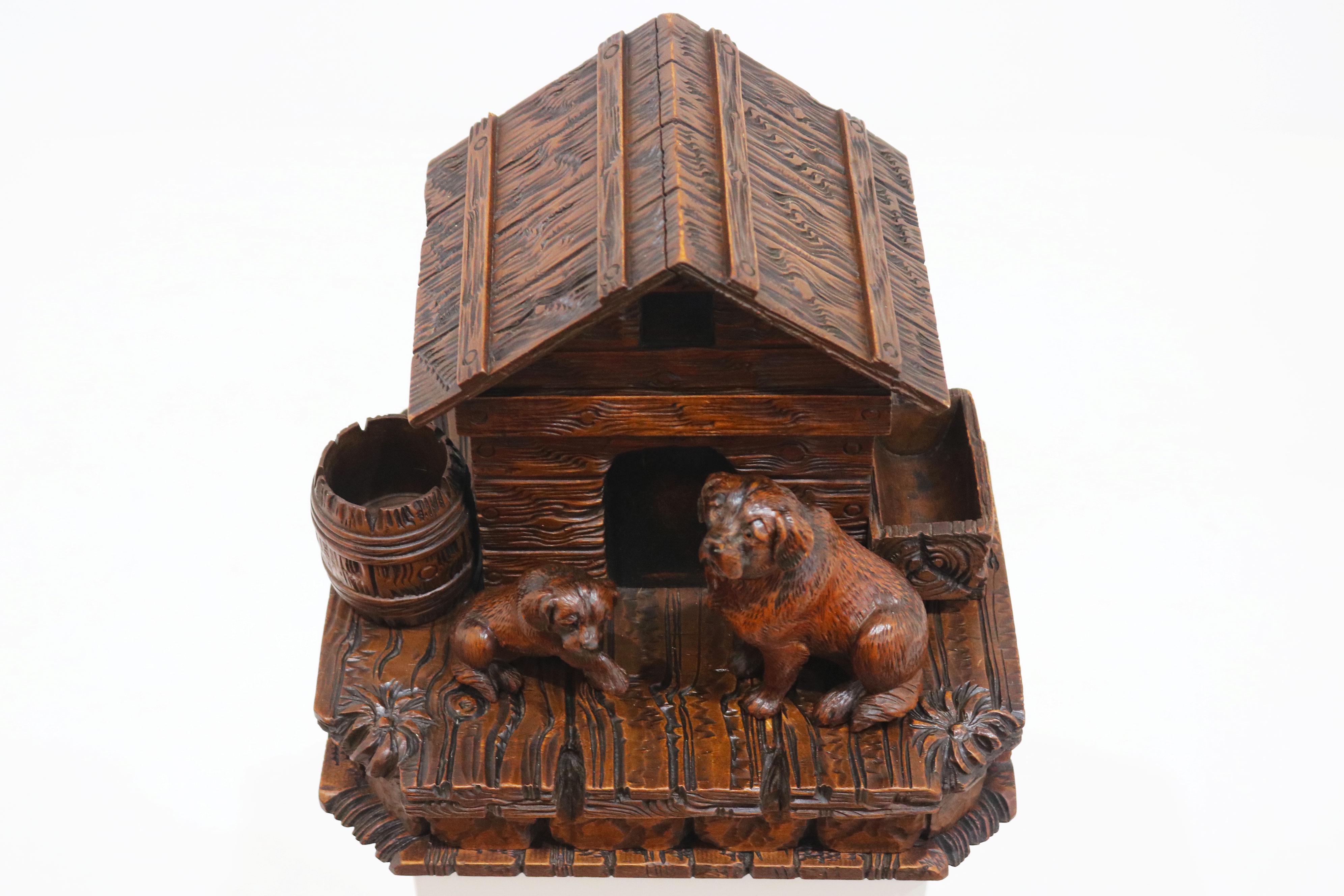 Raro Humidor / Tabacchiera Black Forest del XIX secolo con cani San Bernardo In condizioni buone in vendita a Ijzendijke, NL