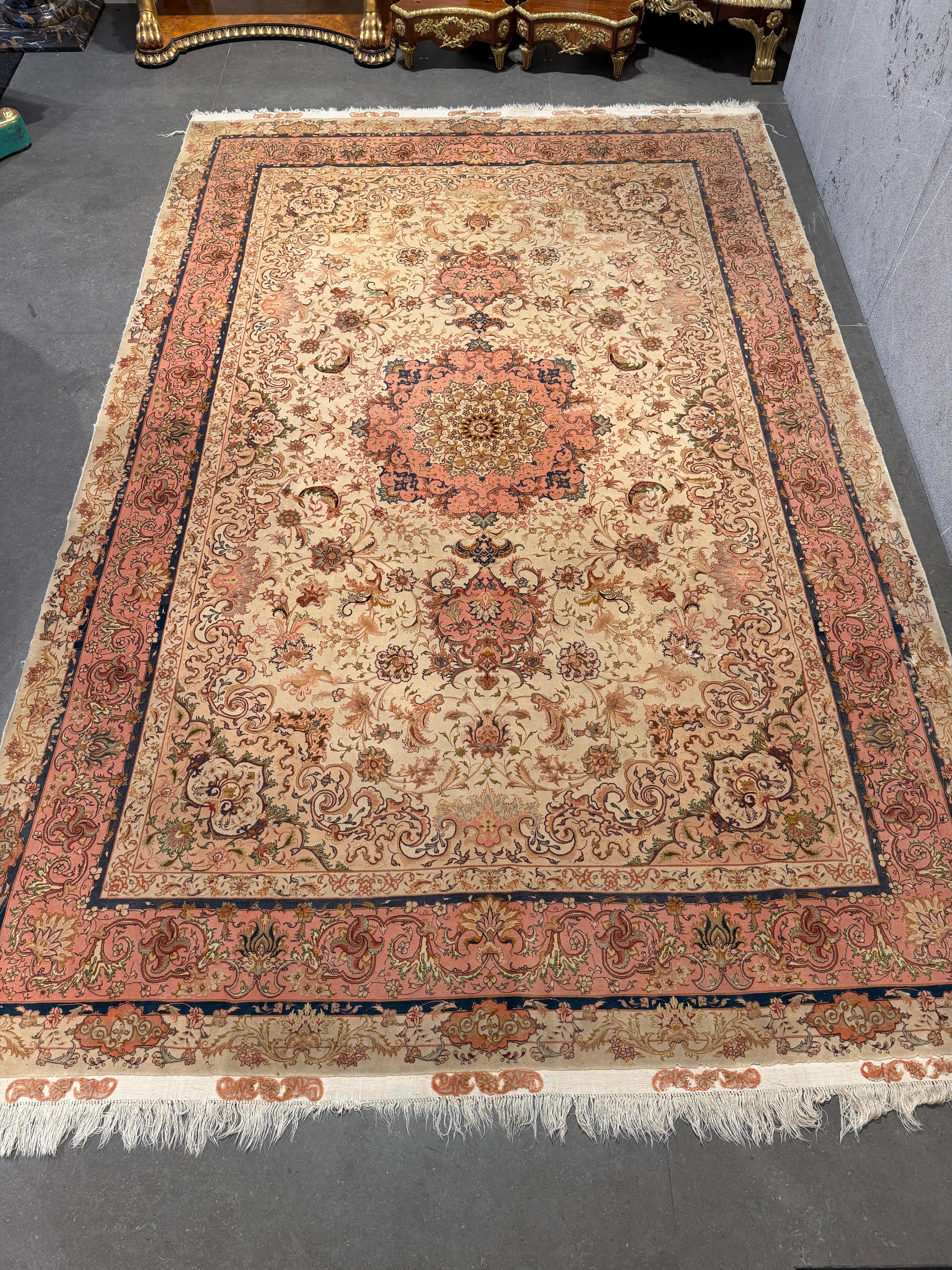 Tapis de Tabriz exquis - Soie sur laine, finement noué avec une élégante palette de couleurs pastel en vente 4