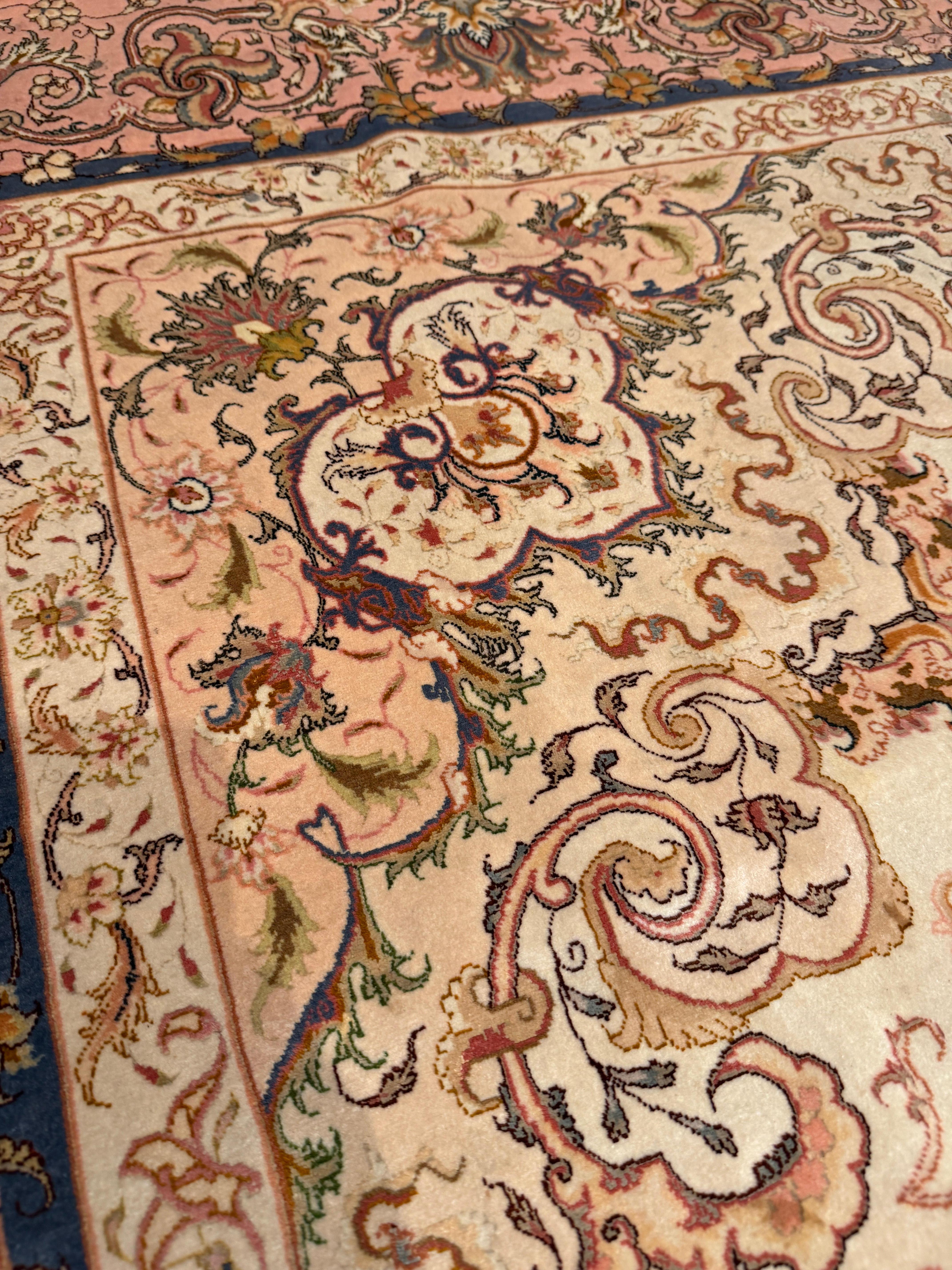 Tapis de Tabriz exquis - Soie sur laine, finement noué avec une élégante palette de couleurs pastel en vente 5