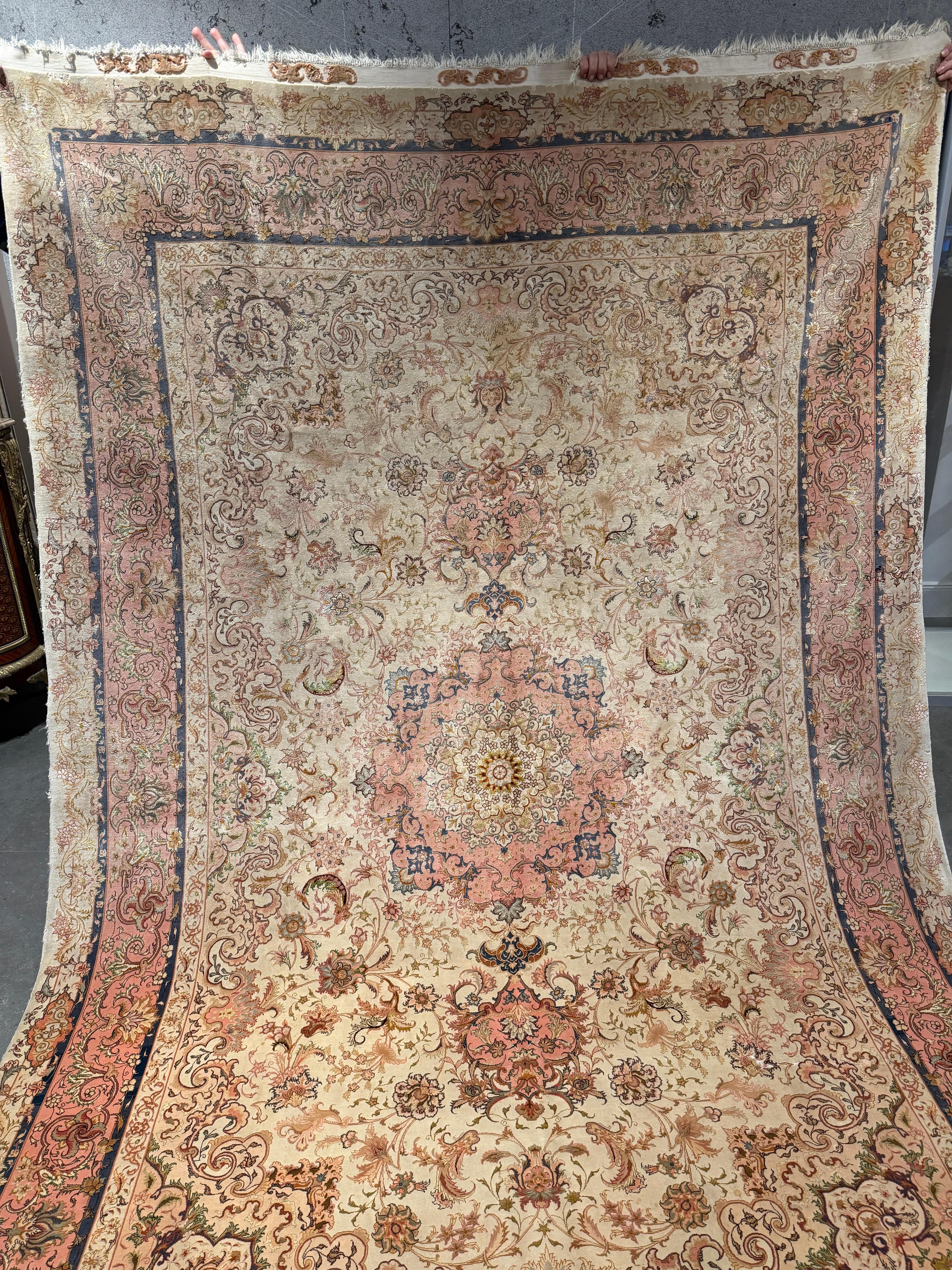 Ce magnifique tapis de Tabriz, tissé dans les ateliers renommés du nord-ouest de l'Iran, est un exemple raffiné de l'art exceptionnel de la région. Créé selon la technique traditionnelle de la soie sur laine, il allie la durabilité et la chaleur