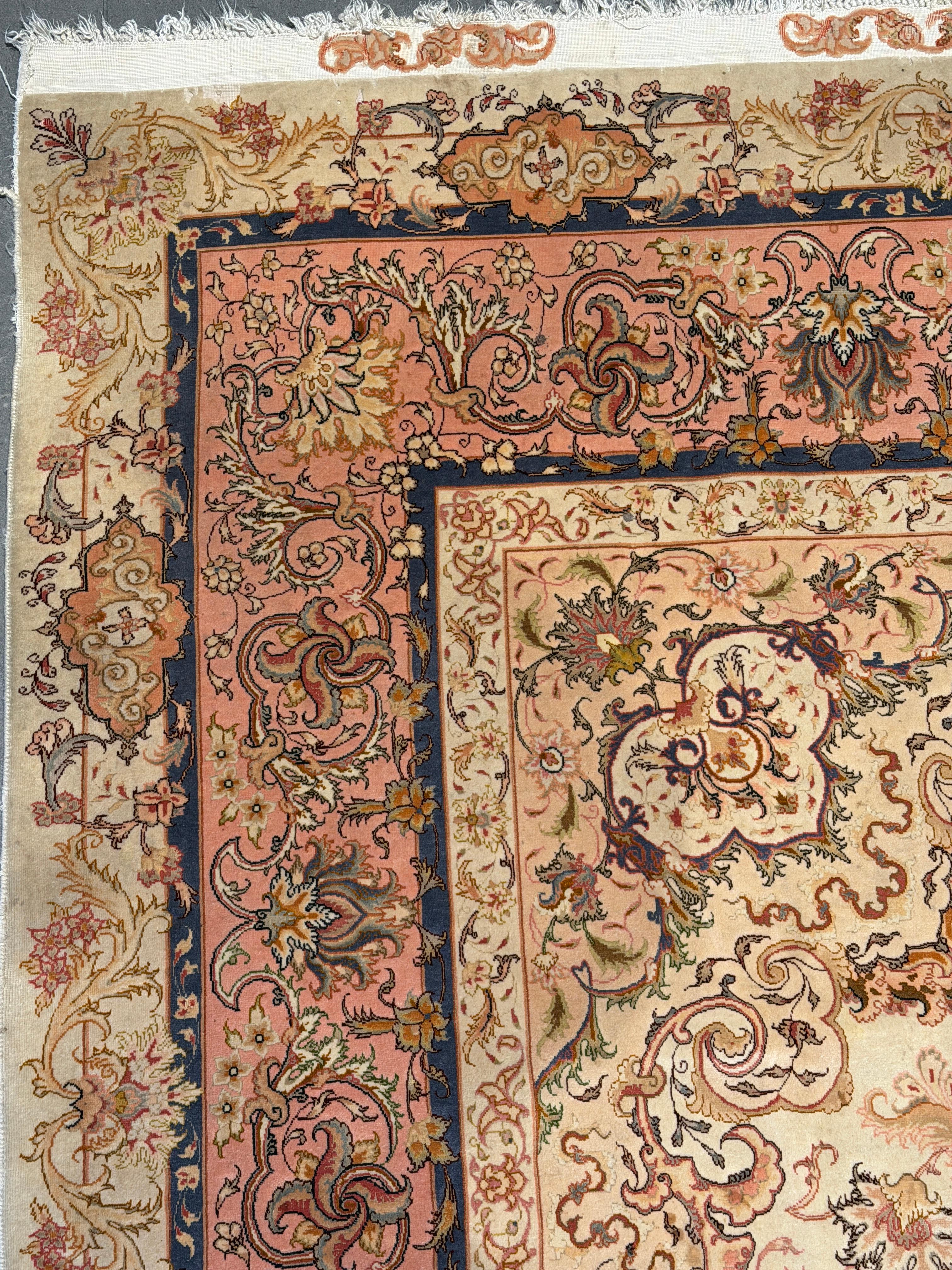 Tapis de Tabriz exquis - Soie sur laine, finement noué avec une élégante palette de couleurs pastel Bon état - En vente à Berlin, DE