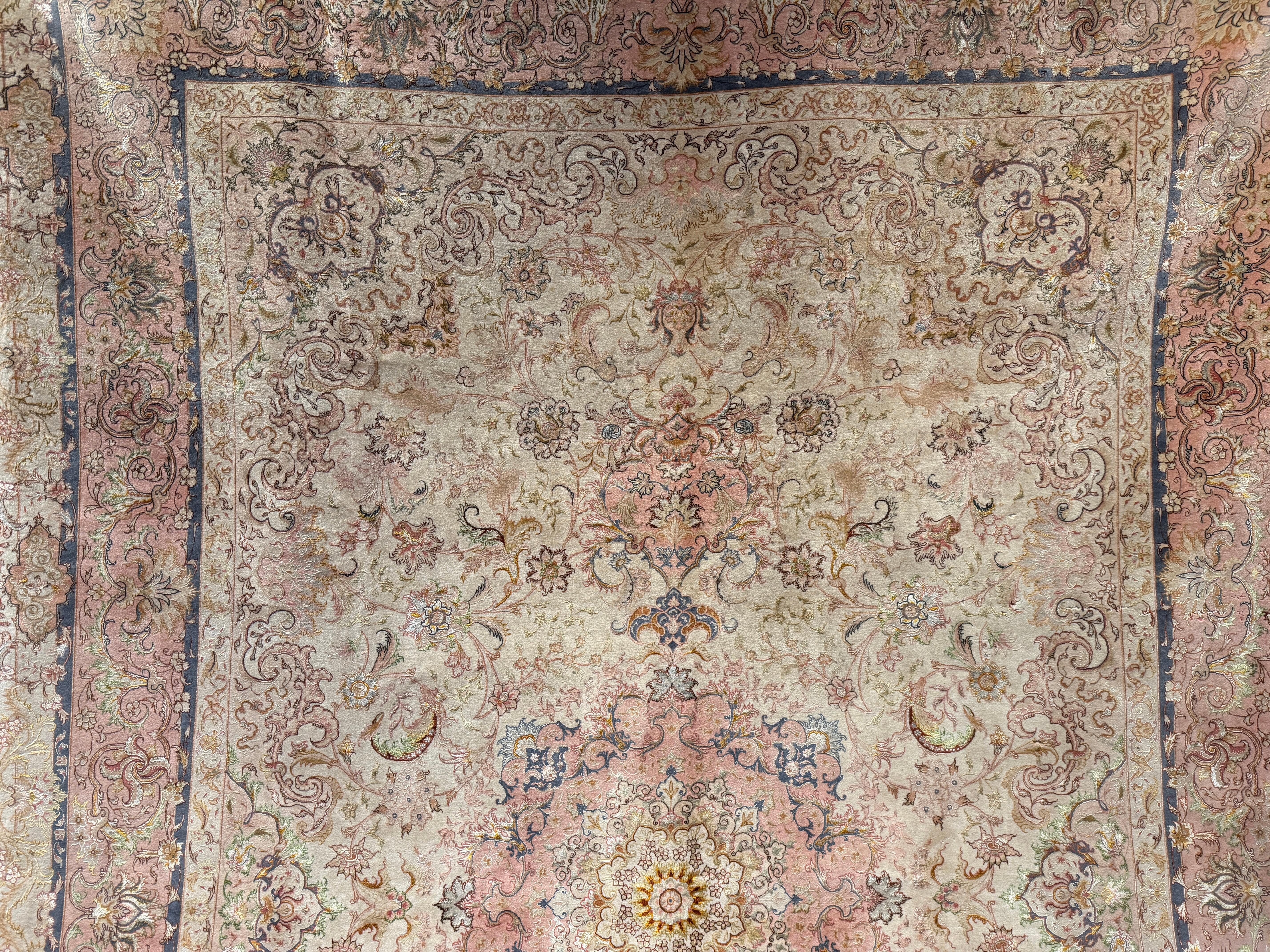 20ième siècle Tapis de Tabriz exquis - Soie sur laine, finement noué avec une élégante palette de couleurs pastel en vente