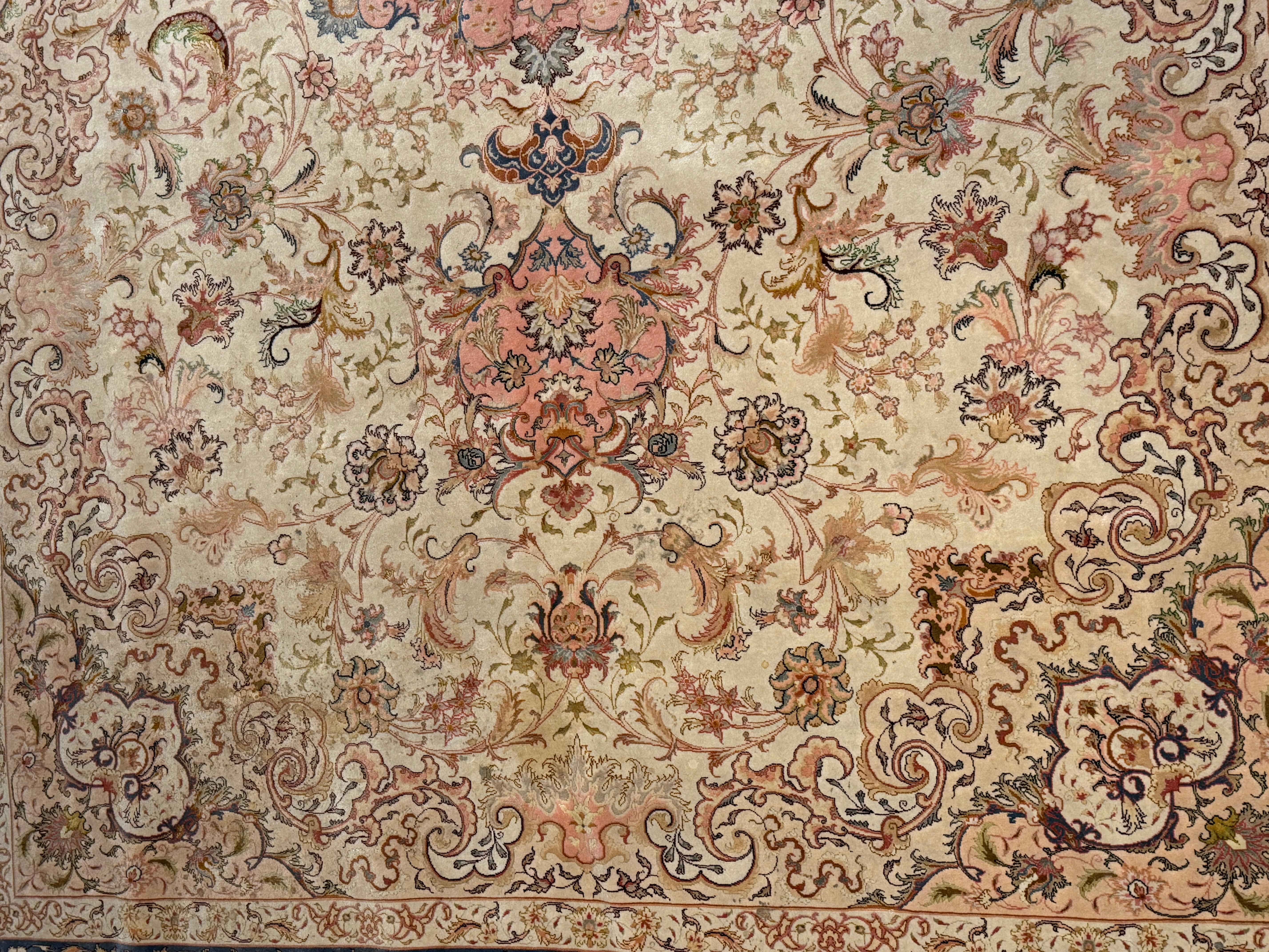 Laine Tapis de Tabriz exquis - Soie sur laine, finement noué avec une élégante palette de couleurs pastel en vente