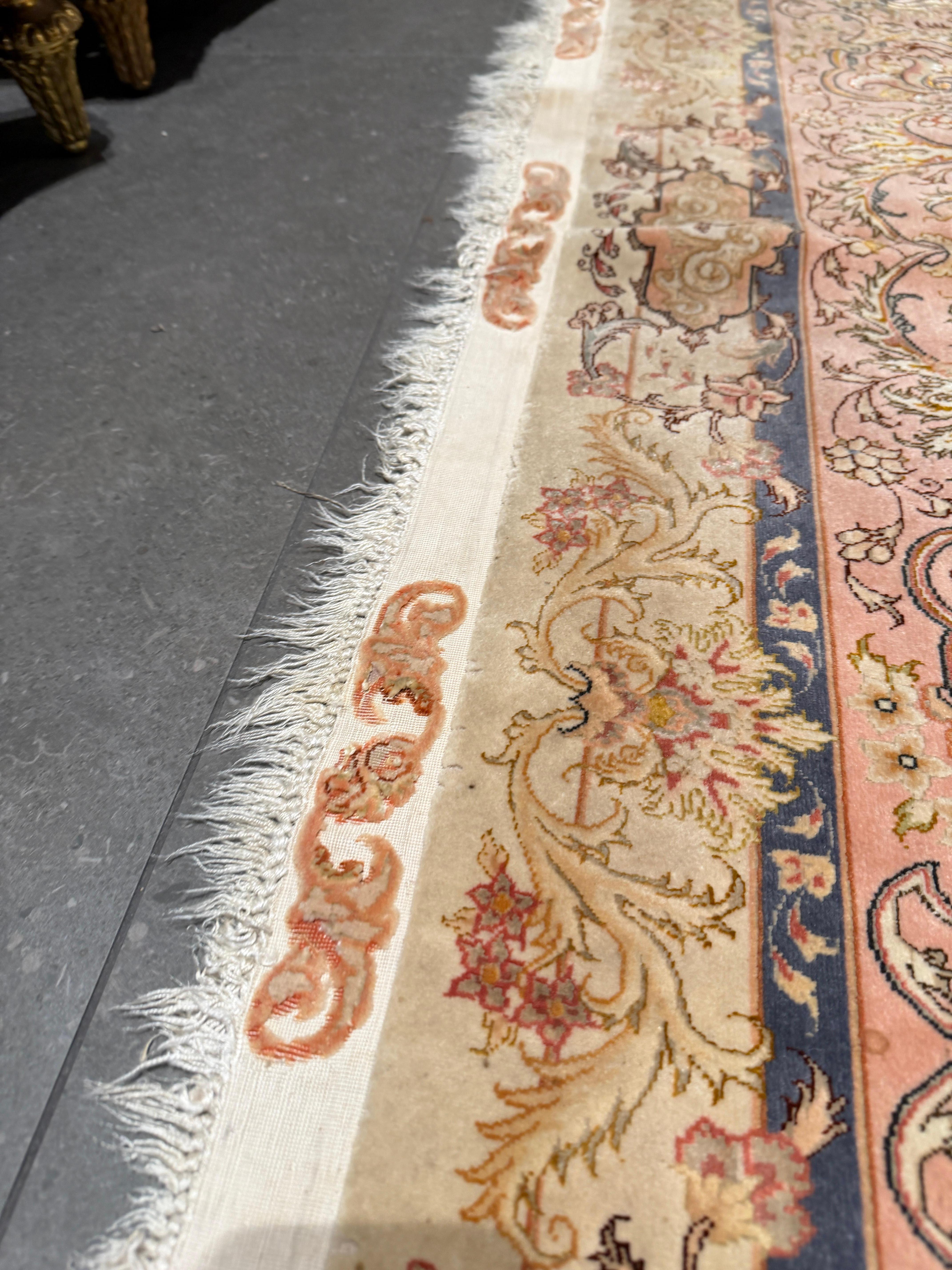 Tapis de Tabriz exquis - Soie sur laine, finement noué avec une élégante palette de couleurs pastel en vente 2