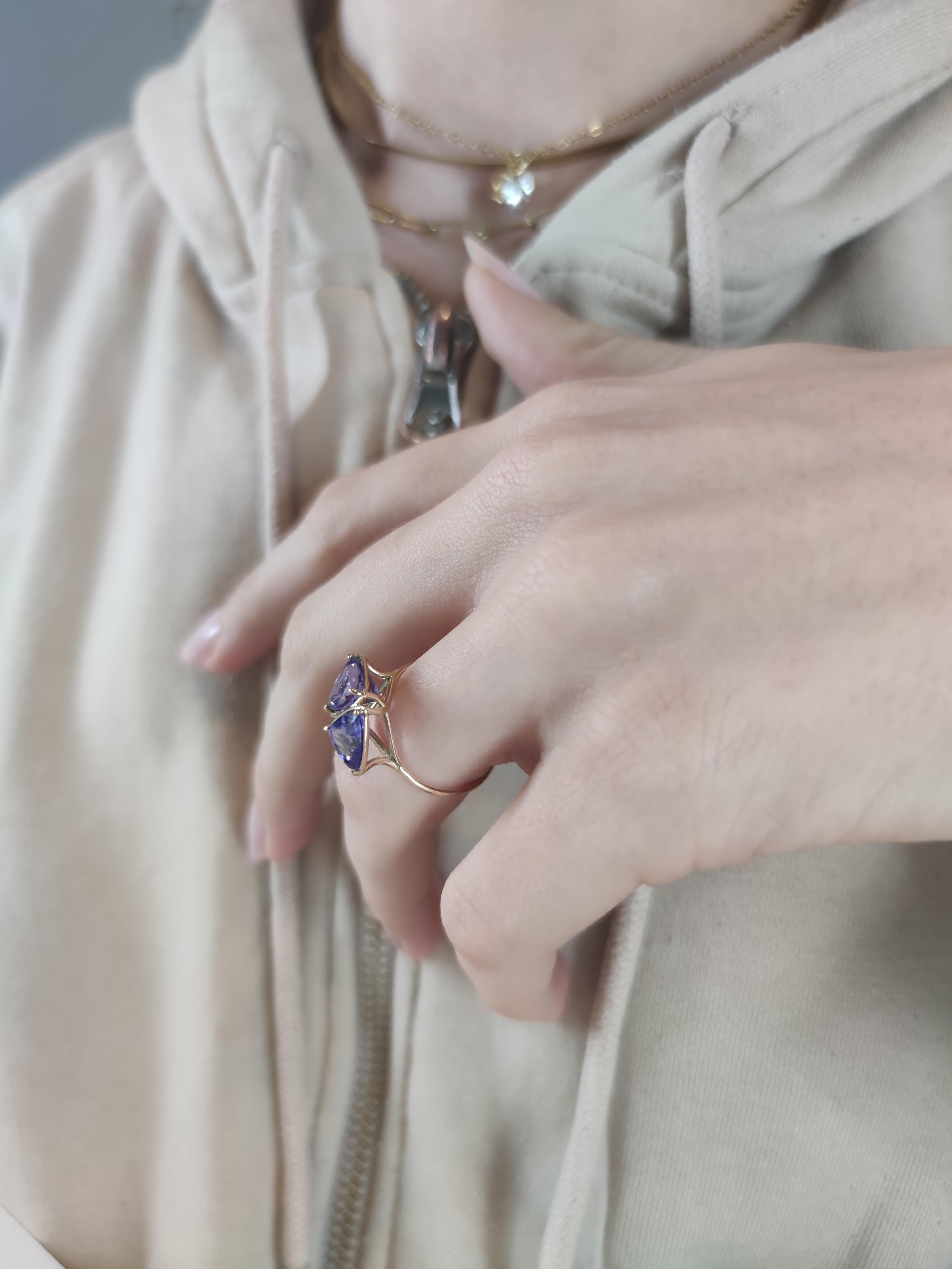 Discover the unique allure of our 2.29 ct trilliant cut Tanzanite ring. Featuring two natural violet Tanzanites with precise cuts. Embrace luxury with 14kt gold verified purity. 

Technical details 
SIZE:
To look at the photos with the scale