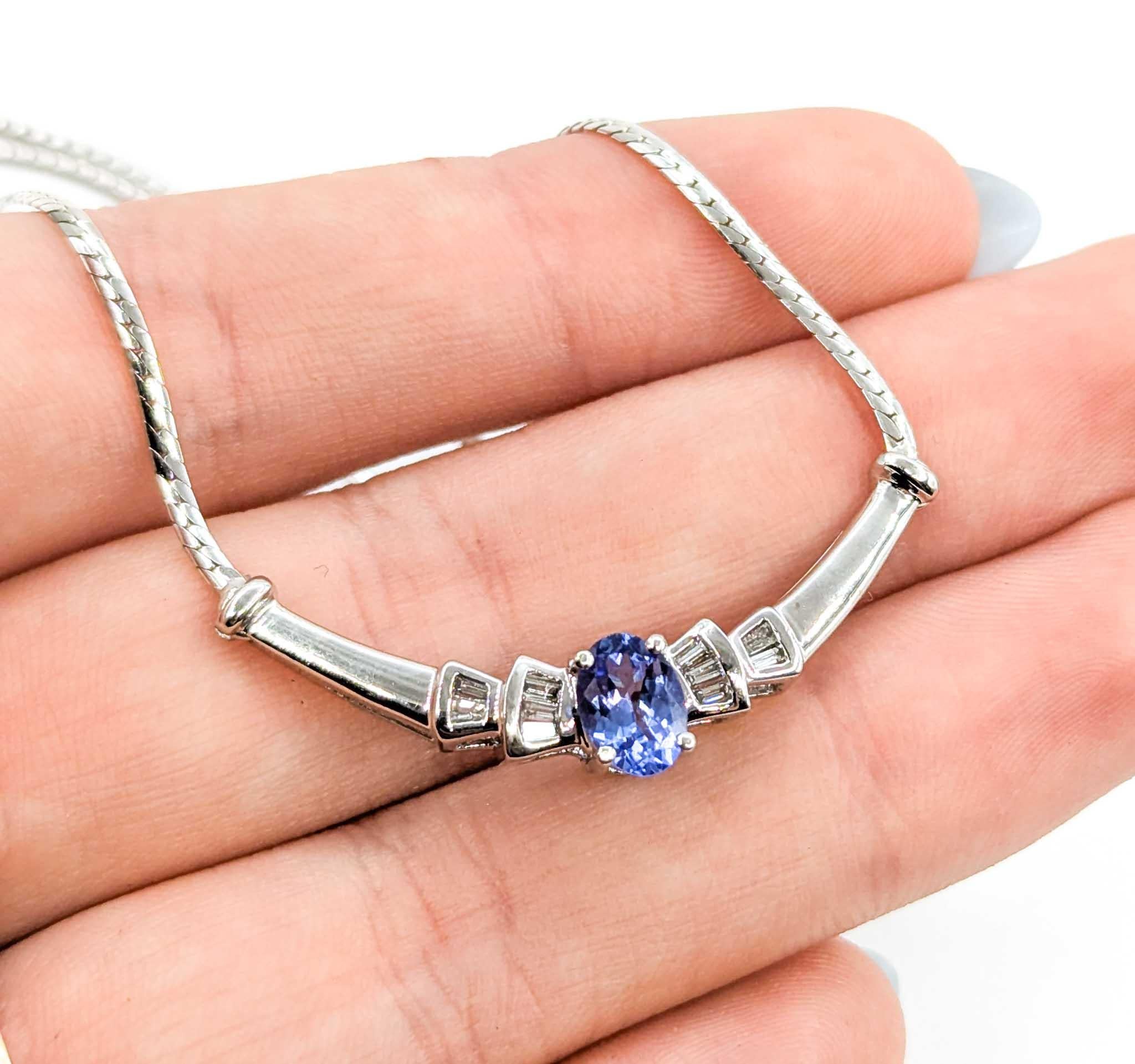 Contemporaneo Squisita collana di tanzanite e diamanti in oro bianco 14 carati in vendita