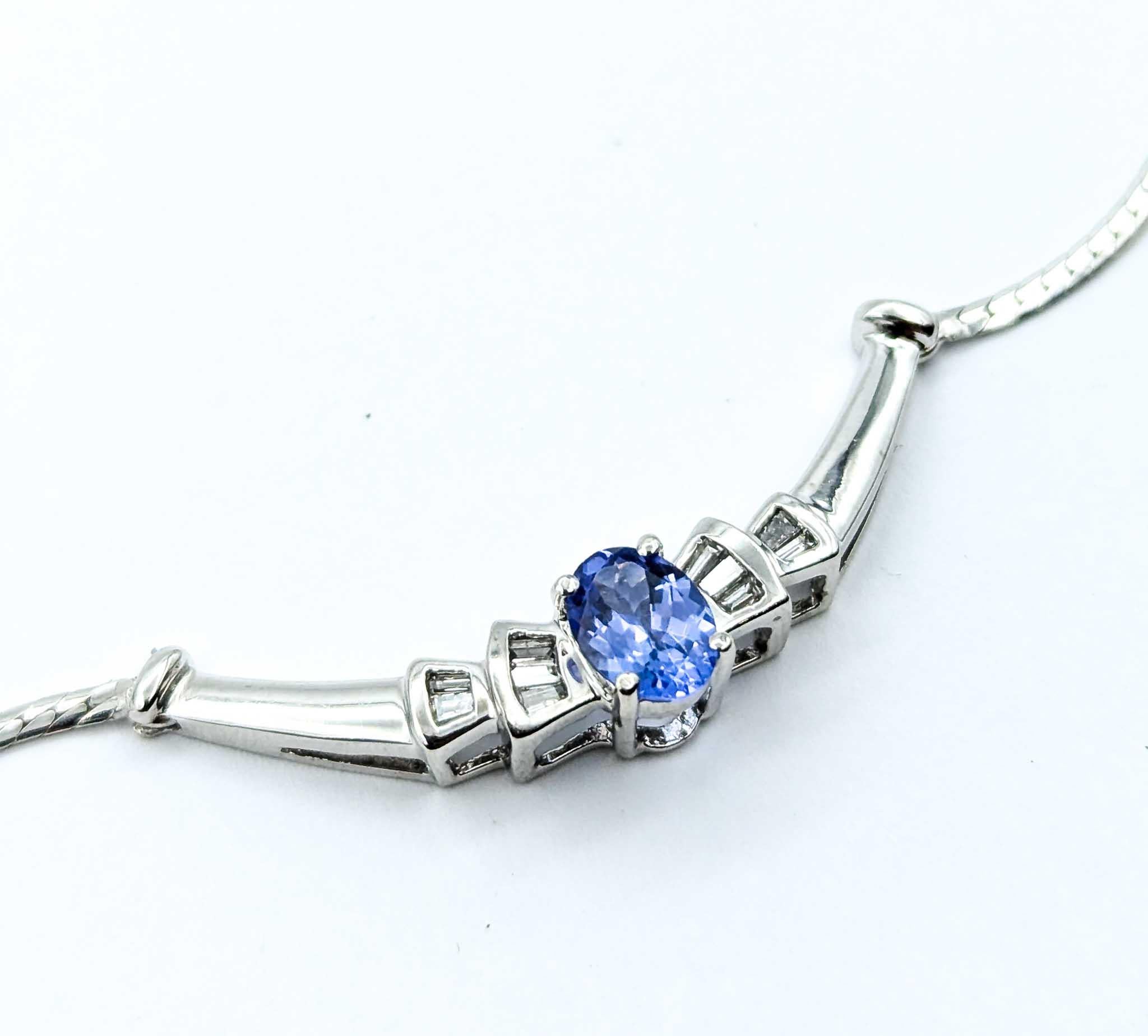 Taglio baguette Squisita collana di tanzanite e diamanti in oro bianco 14 carati in vendita