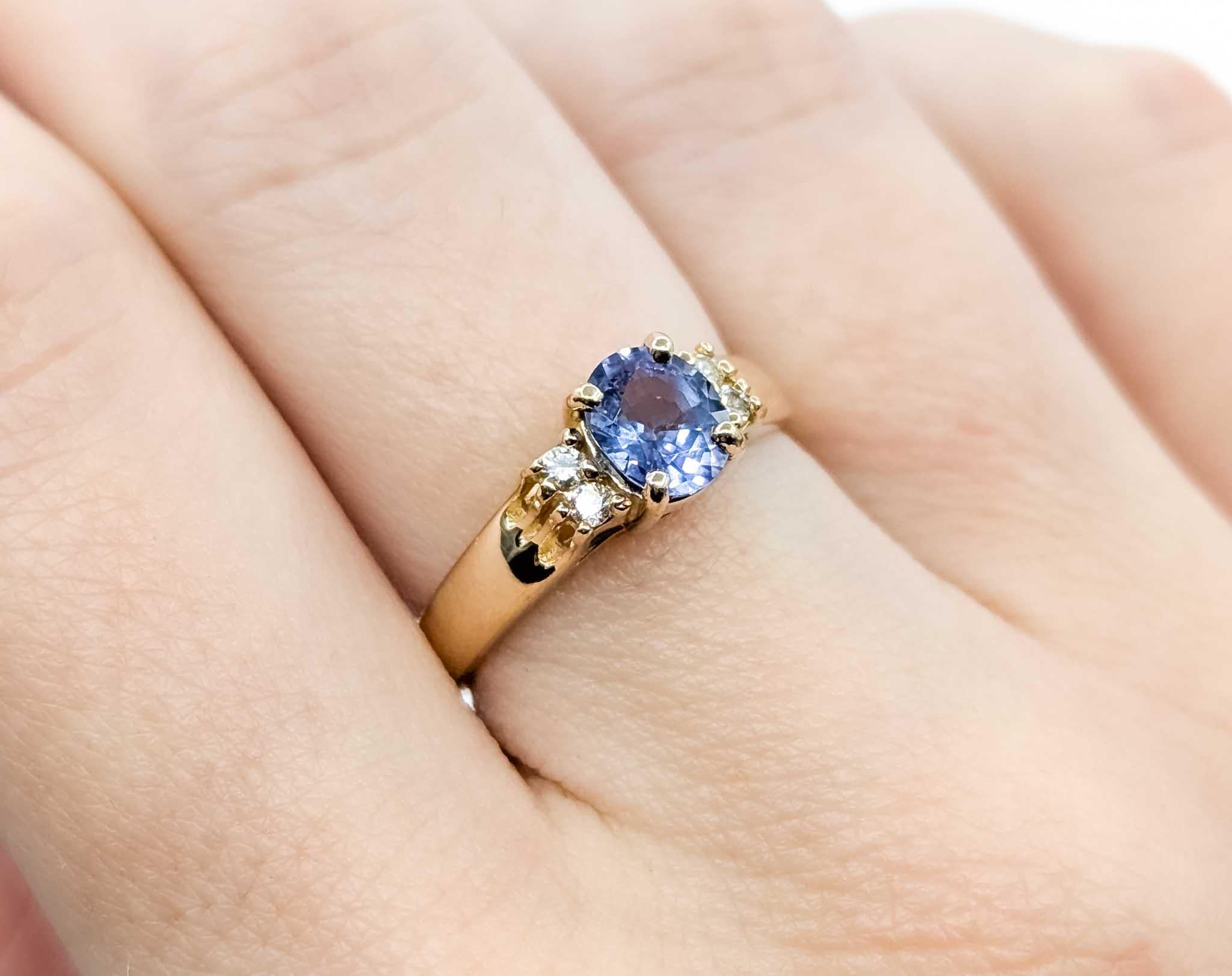 Exquisite Tanzanite and Diamond Ring in 14k Yellow Gold In Excellent Condition For Sale In Bloomington, MN