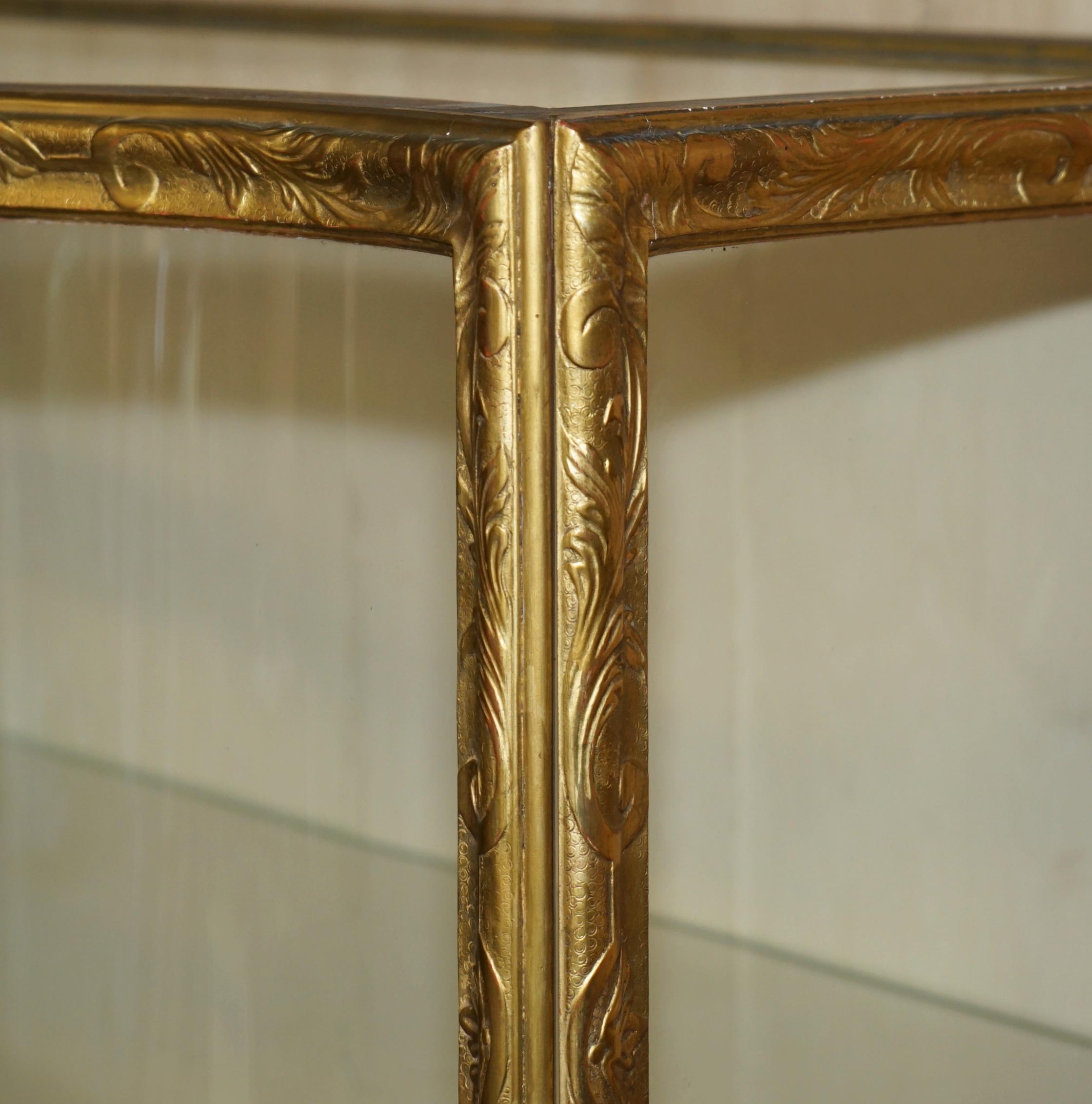 EXQUISITO ARMARIO DE EXPOSICIÓN THOMAS CHiPPENDALE TALLADO CON FRENTE DE SERPENTINA Y DORADO CON DORADO en venta 2