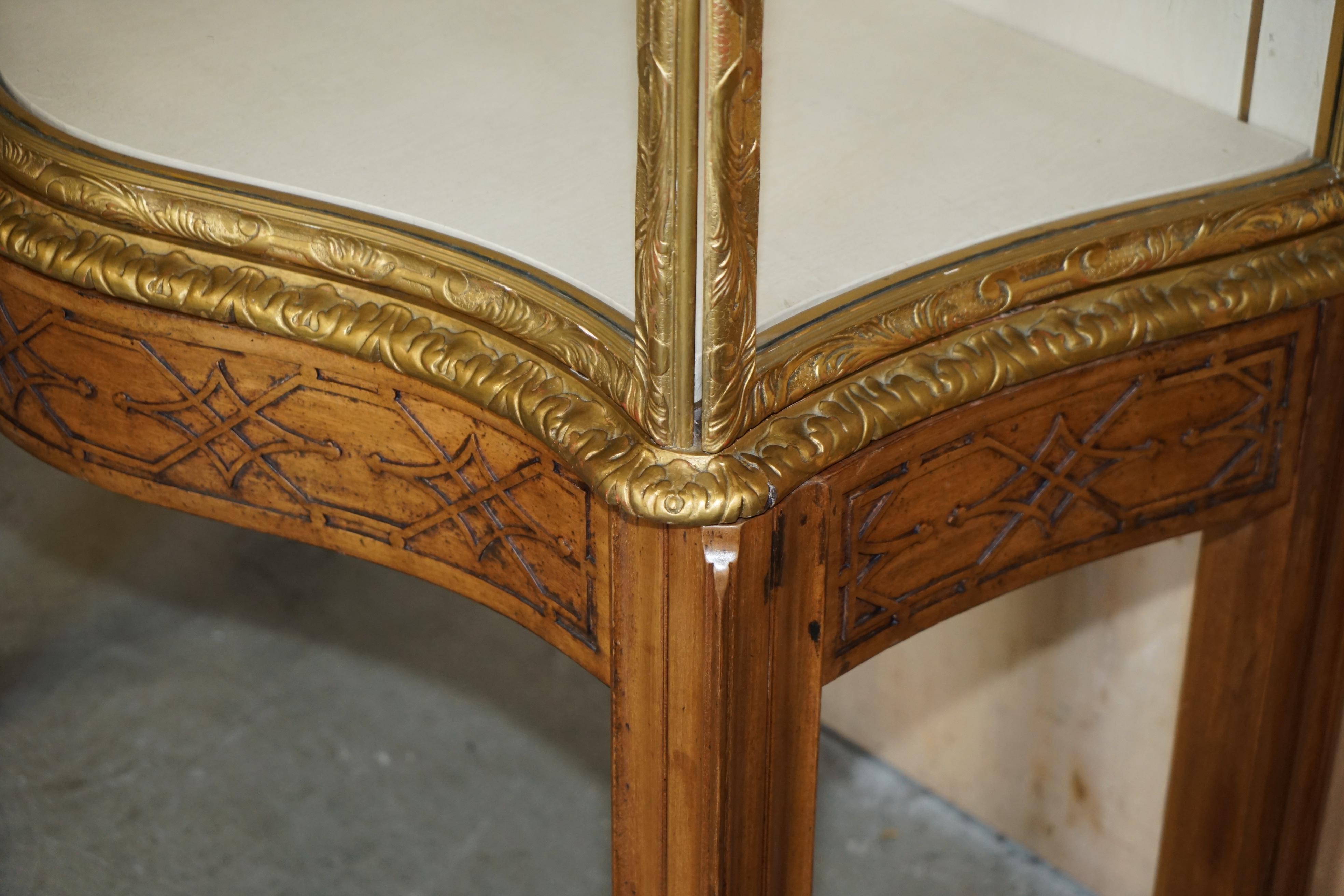 EXQUISITO ARMARIO DE EXPOSICIÓN THOMAS CHiPPENDALE TALLADO CON FRENTE DE SERPENTINA Y DORADO CON DORADO en venta 3