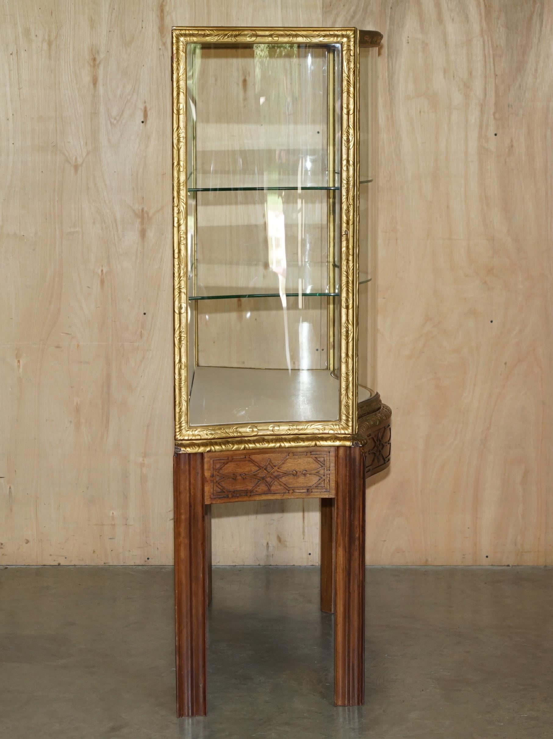 EXQUISITO ARMARIO DE EXPOSICIÓN THOMAS CHiPPENDALE TALLADO CON FRENTE DE SERPENTINA Y DORADO CON DORADO en venta 4