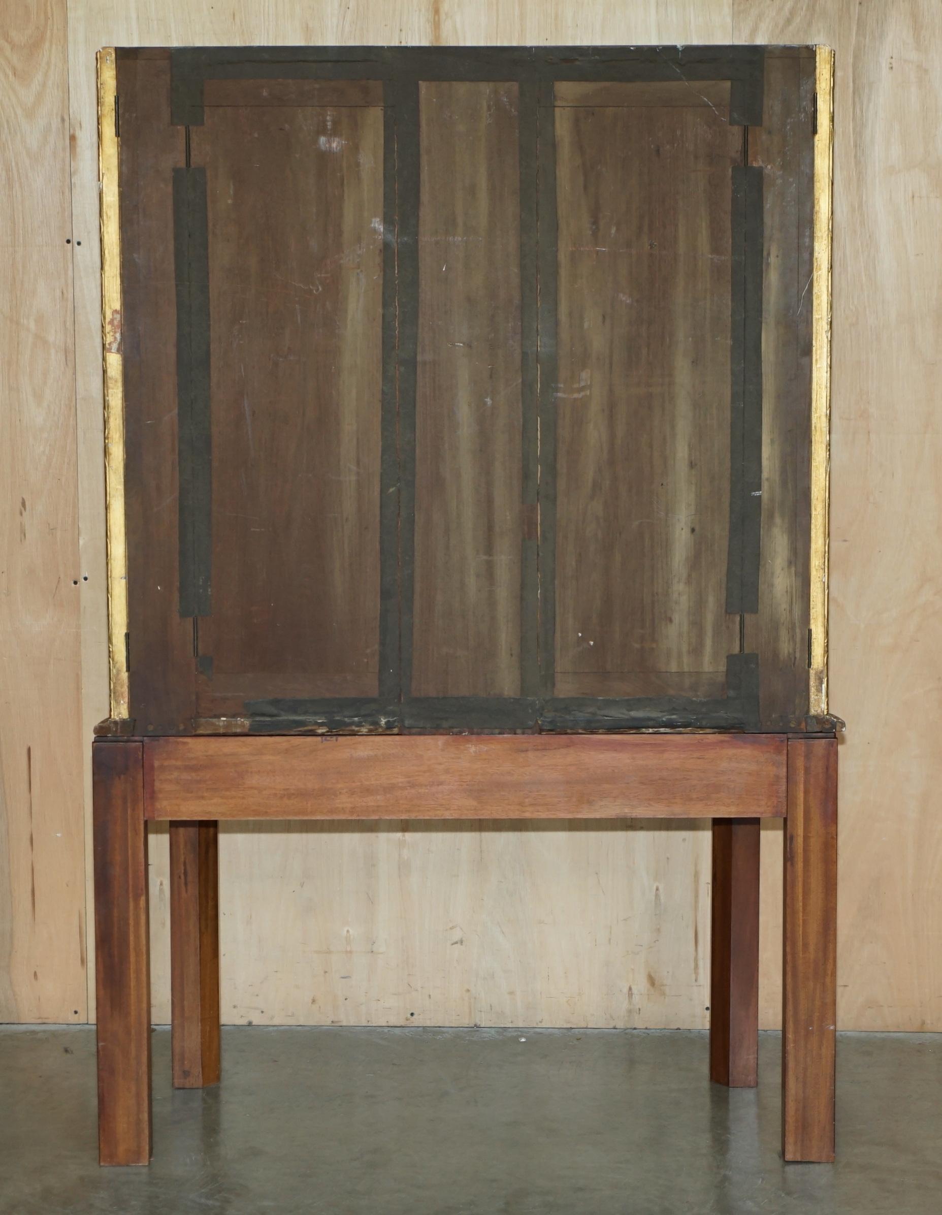 EXQUISITO ARMARIO DE EXPOSICIÓN THOMAS CHiPPENDALE TALLADO CON FRENTE DE SERPENTINA Y DORADO CON DORADO en venta 7