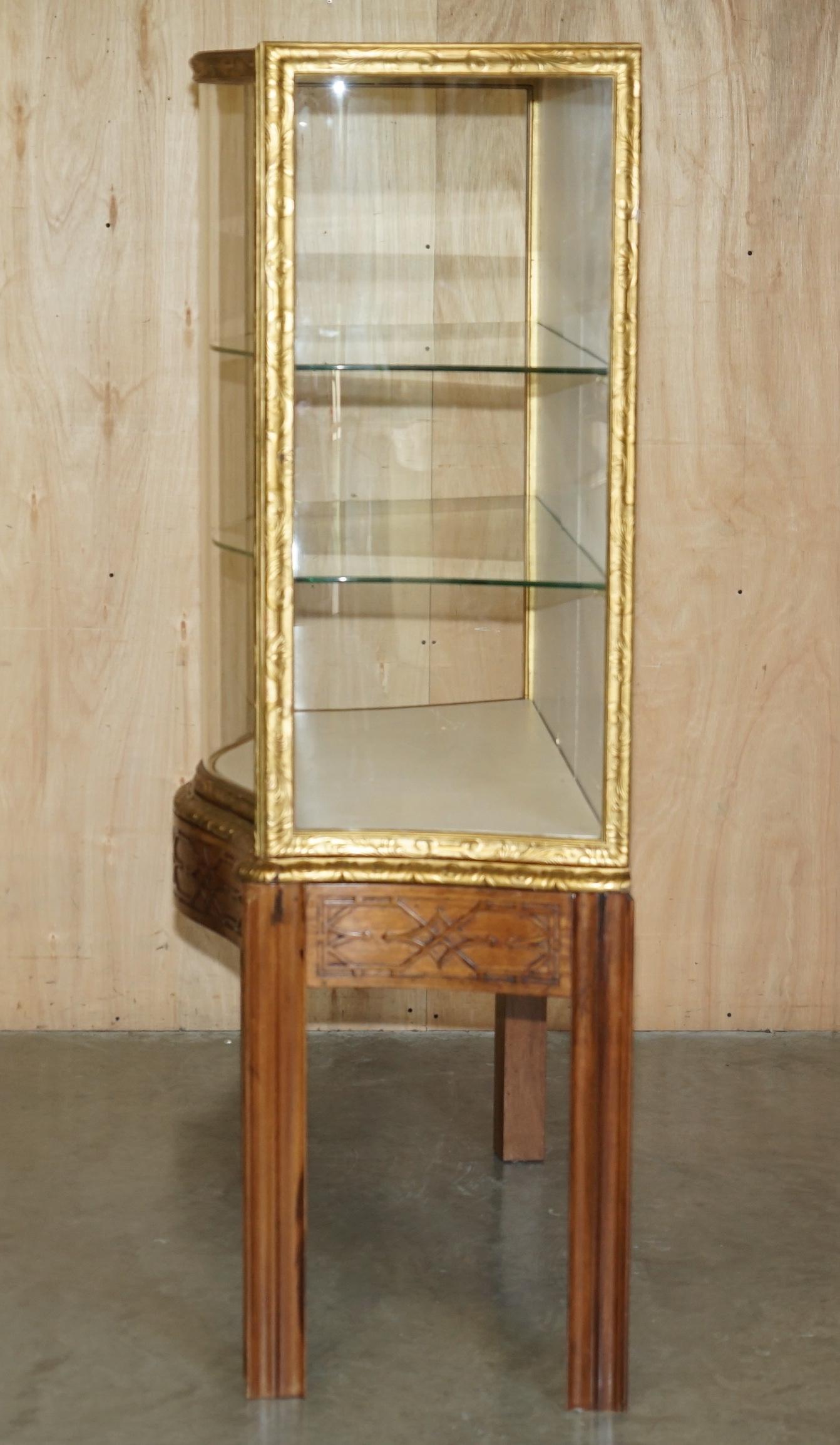 EXQUISITO ARMARIO DE EXPOSICIÓN THOMAS CHiPPENDALE TALLADO CON FRENTE DE SERPENTINA Y DORADO CON DORADO en venta 8