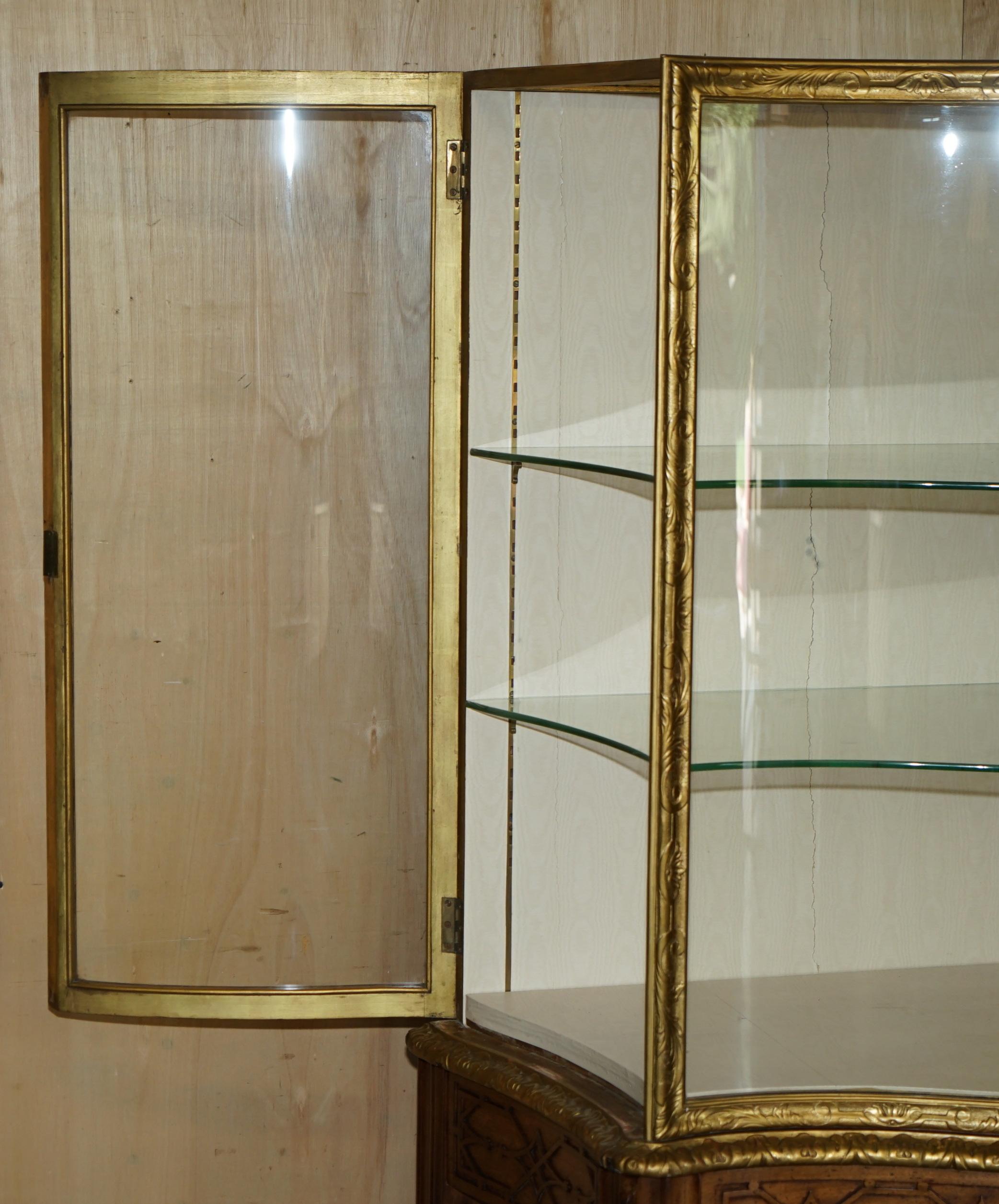 EXQUISITO ARMARIO DE EXPOSICIÓN THOMAS CHiPPENDALE TALLADO CON FRENTE DE SERPENTINA Y DORADO CON DORADO en venta 10