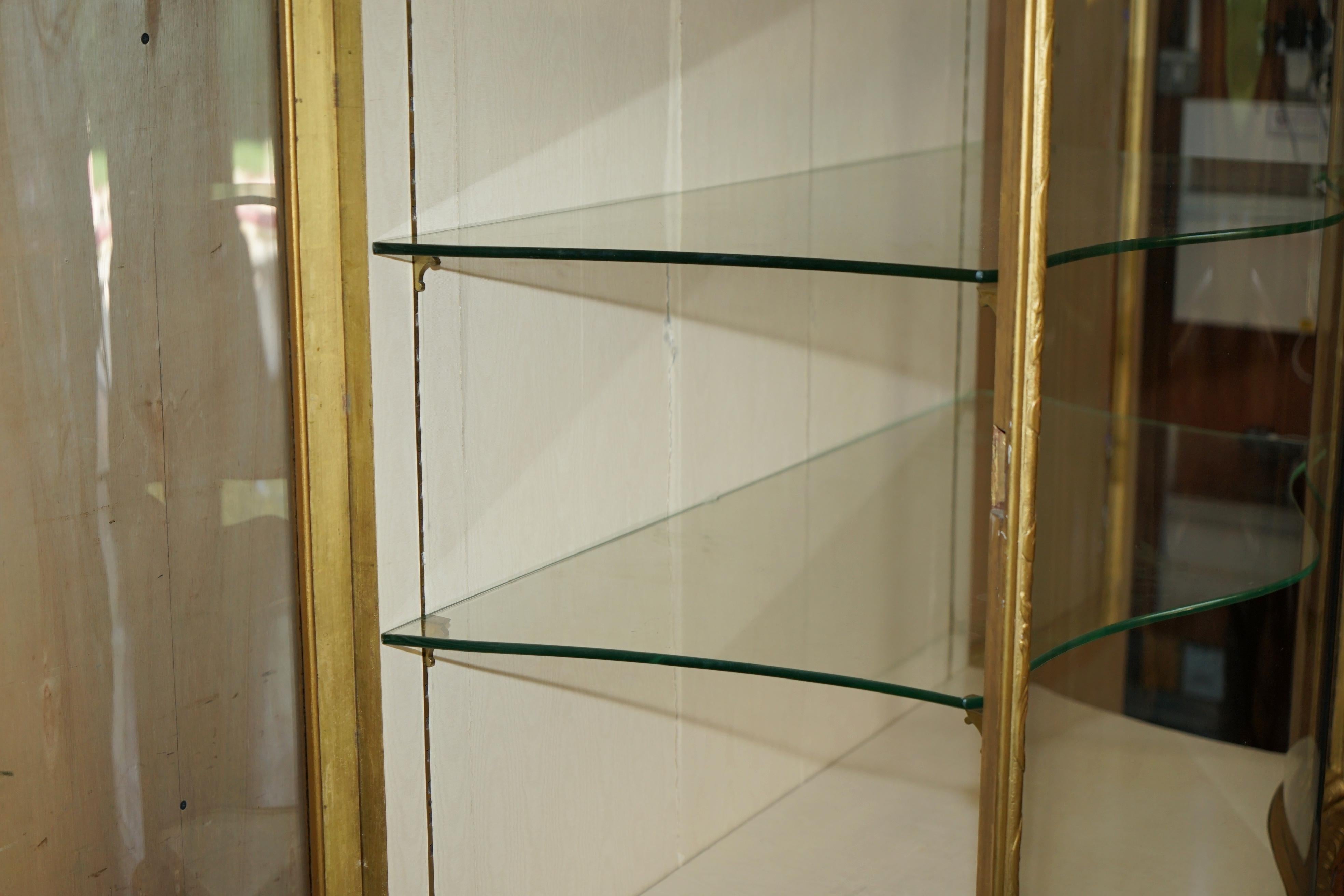 EXQUISITO ARMARIO DE EXPOSICIÓN THOMAS CHiPPENDALE TALLADO CON FRENTE DE SERPENTINA Y DORADO CON DORADO en venta 11