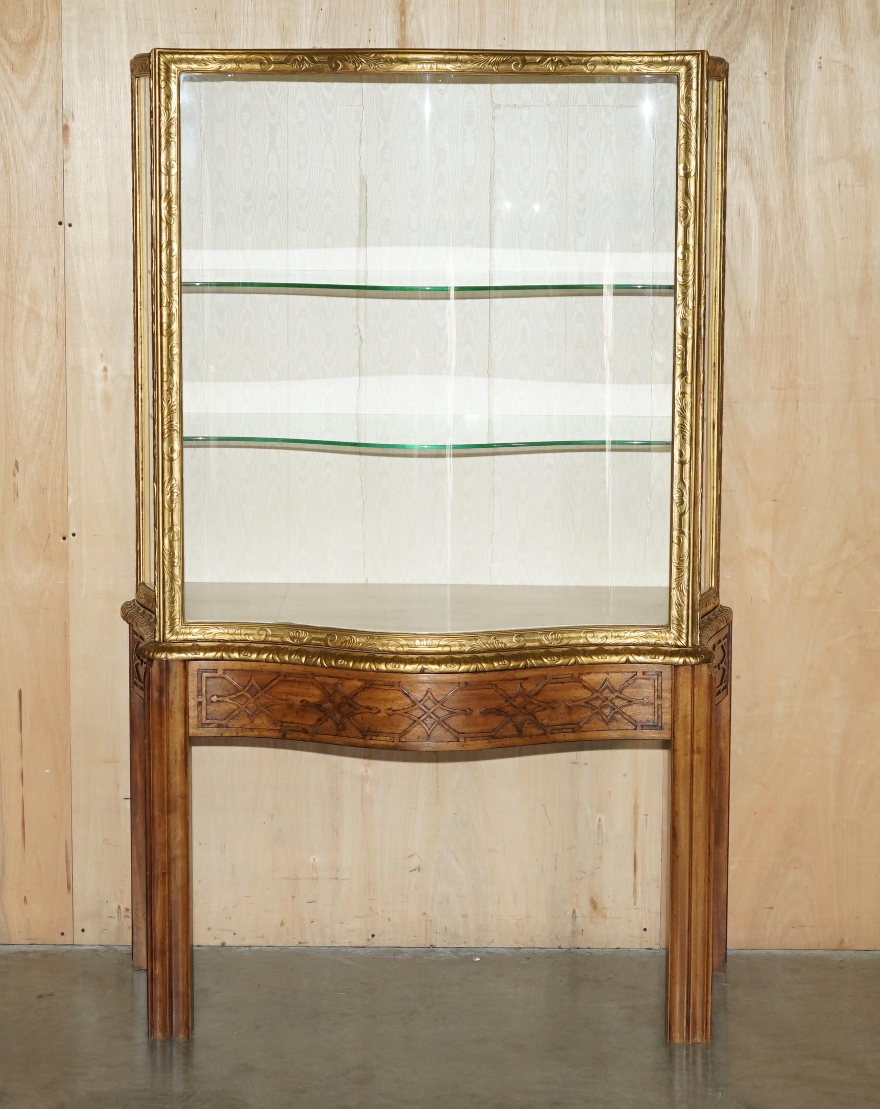 Antigüedades de la Casa Real

Royal House Antiques se complace en poner a la venta esta vitrina de gran tamaño, absolutamente exquisita y muy poco común, tallada por Thomas Chippendale y dorada en oro, con un exclusivo panel frontal acristalado con
