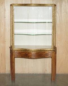 CHiPPENDALE STYLE CARVED SERPENTINE FRONTED GOLD GILT DISPLAY CABINET