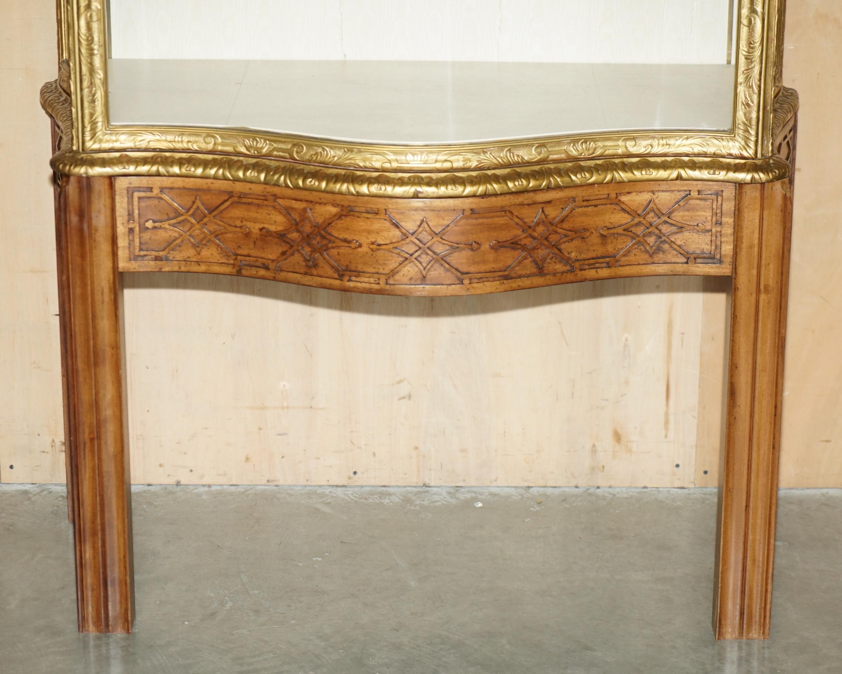 EXQUISITO ARMARIO DE EXPOSICIÓN THOMAS CHiPPENDALE TALLADO CON FRENTE DE SERPENTINA Y DORADO CON DORADO Victoriano en venta