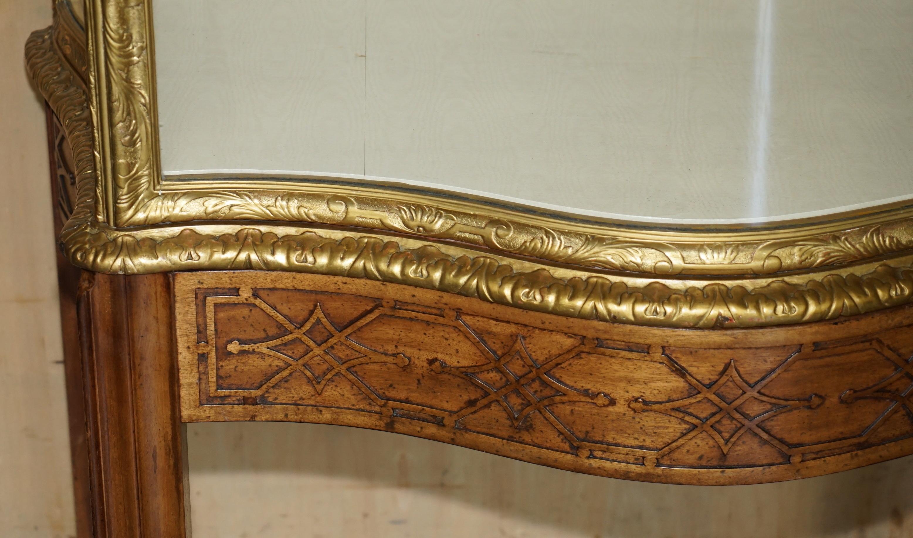 EXQUISITO ARMARIO DE EXPOSICIÓN THOMAS CHiPPENDALE TALLADO CON FRENTE DE SERPENTINA Y DORADO CON DORADO Inglés en venta