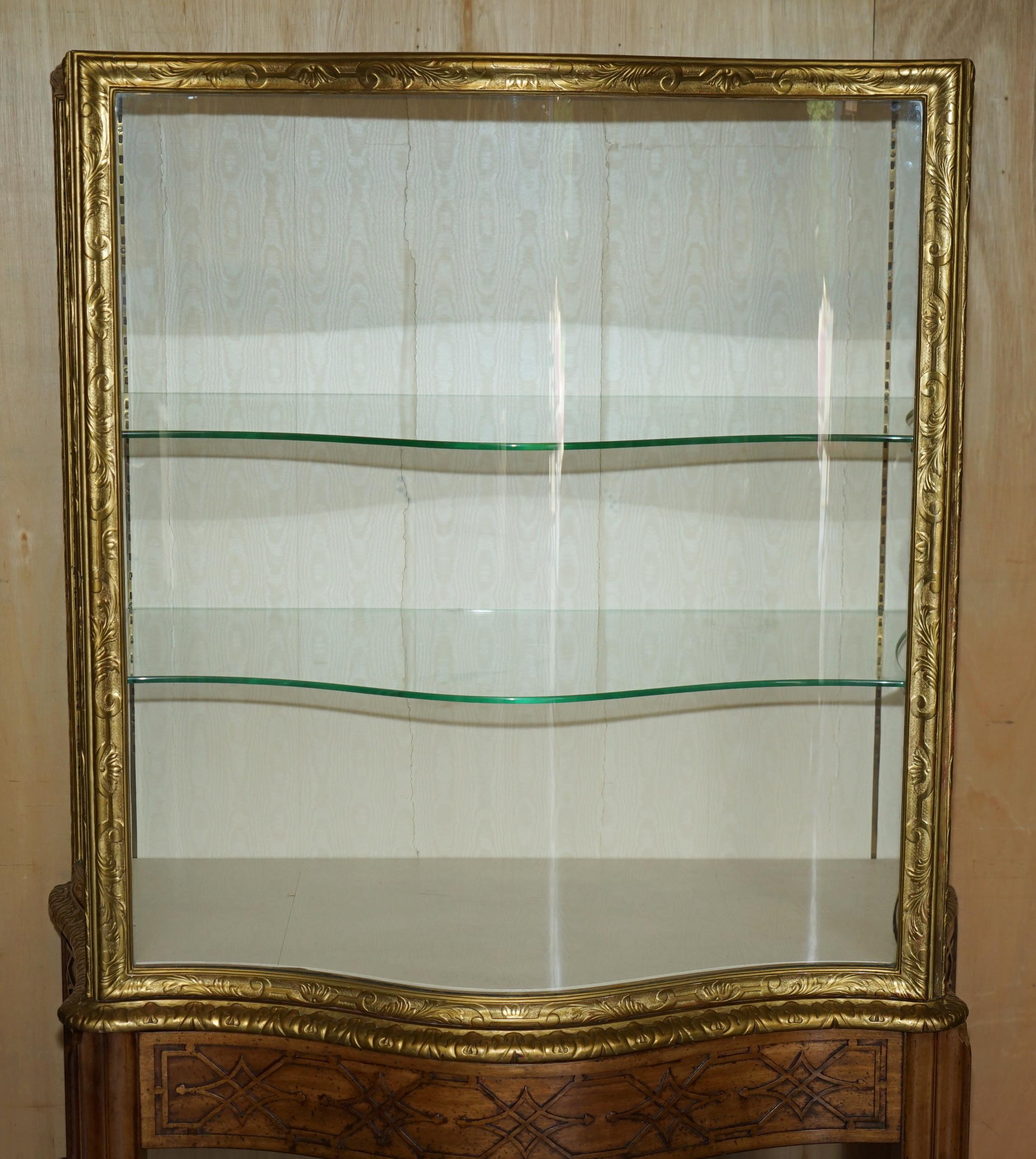 EXQUISITO ARMARIO DE EXPOSICIÓN THOMAS CHiPPENDALE TALLADO CON FRENTE DE SERPENTINA Y DORADO CON DORADO en Bueno estado para la venta en West Sussex, Pulborough