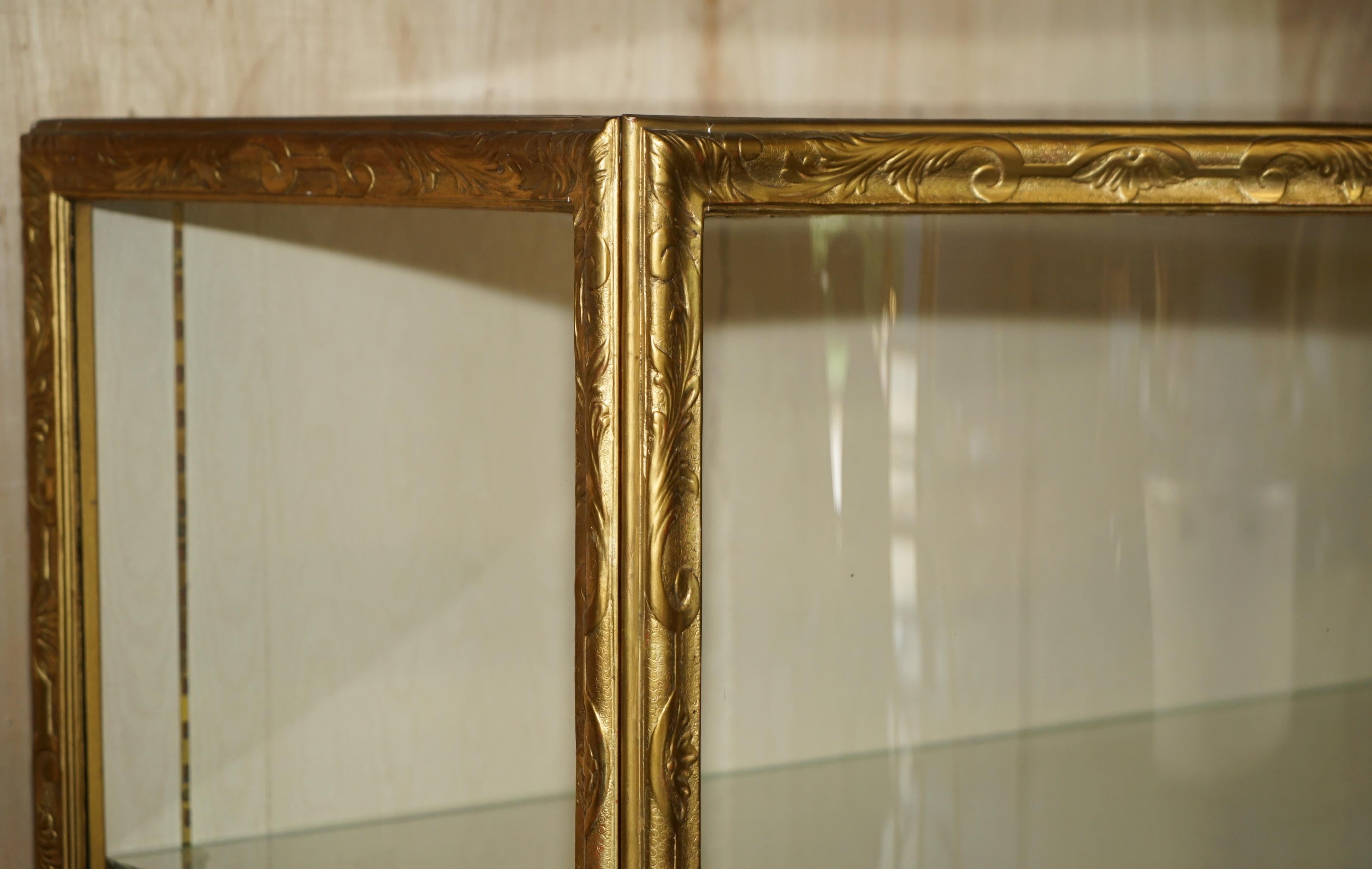 EXQUISITO ARMARIO DE EXPOSICIÓN THOMAS CHiPPENDALE TALLADO CON FRENTE DE SERPENTINA Y DORADO CON DORADO siglo XIX en venta