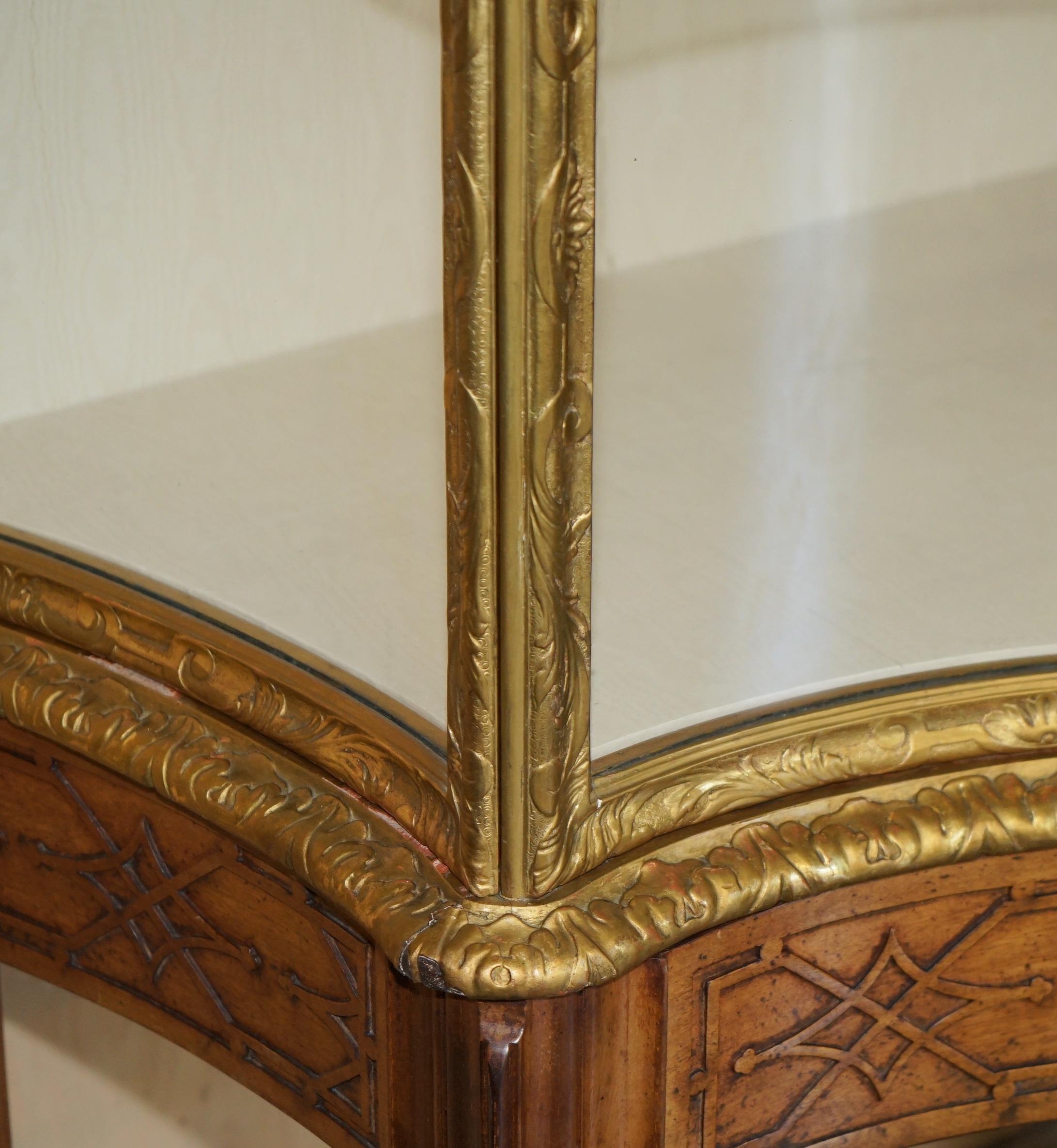 EXQUISITO ARMARIO DE EXPOSICIÓN THOMAS CHiPPENDALE TALLADO CON FRENTE DE SERPENTINA Y DORADO CON DORADO Vidrio en venta