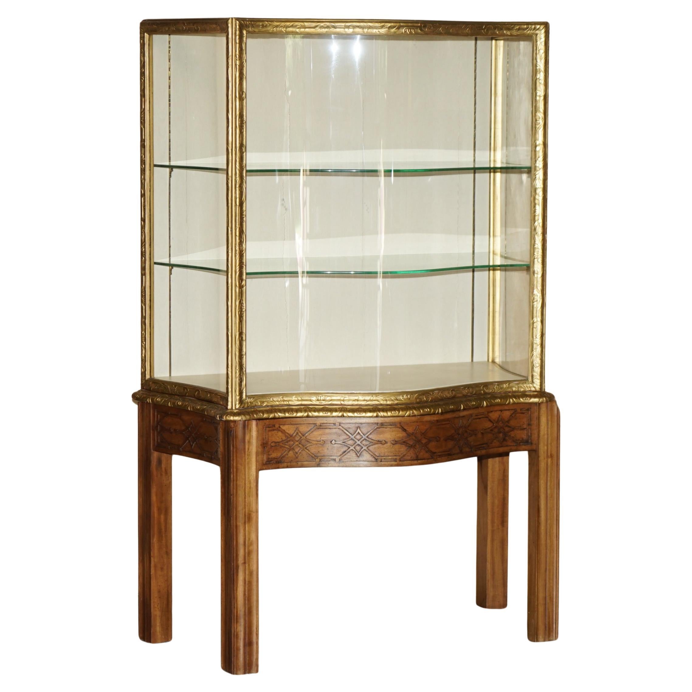 EXQUISITO ARMARIO DE EXPOSICIÓN THOMAS CHiPPENDALE TALLADO CON FRENTE DE SERPENTINA Y DORADO CON DORADO en venta