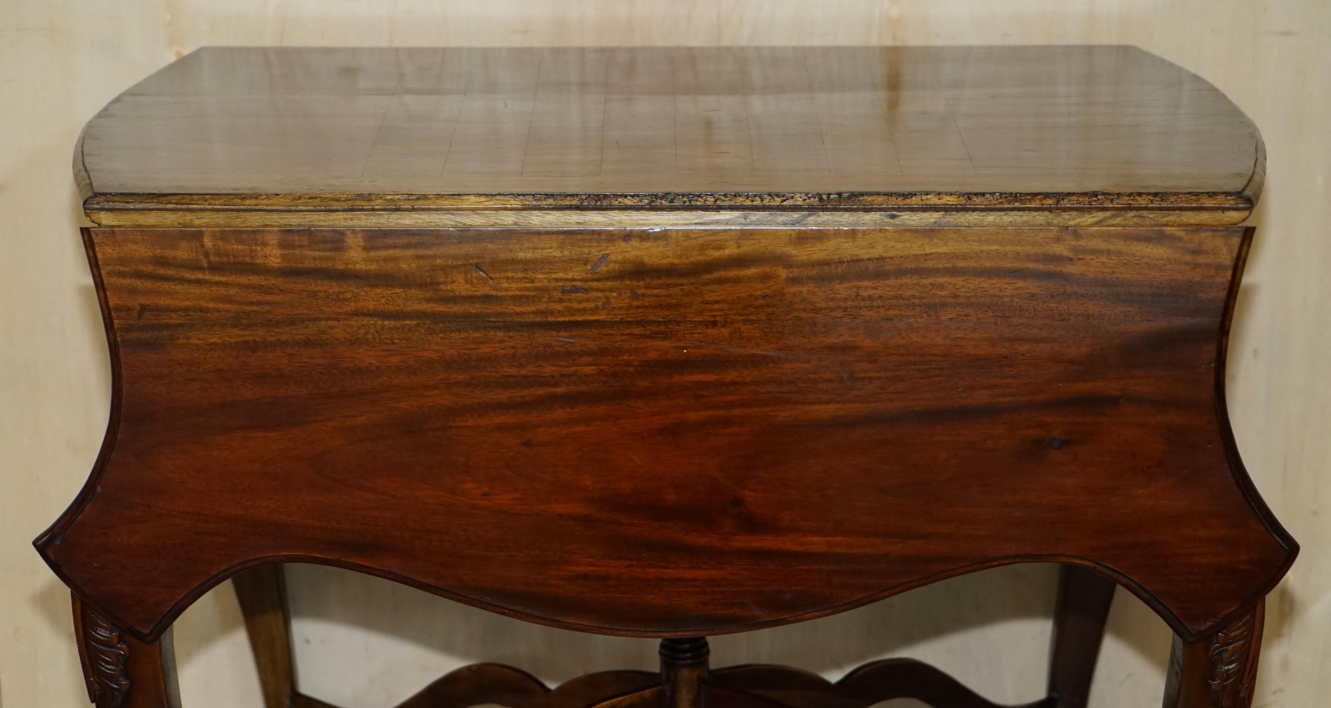 EXQUISITE THOMAS CHIPPENDALE STYLE CLAW & BALL FEET EXTENDiNG CHESS BOARD TABLE In Good Condition For Sale In West Sussex, Pulborough
