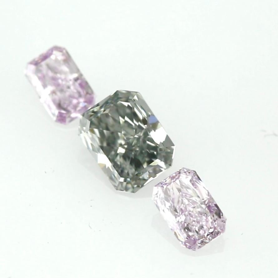 Exquisite Three-Stone Set Featuring Fancy Blue-Gray & Pinkish Purple Diamonds • In New Condition For Sale In Ramat Gan, IL