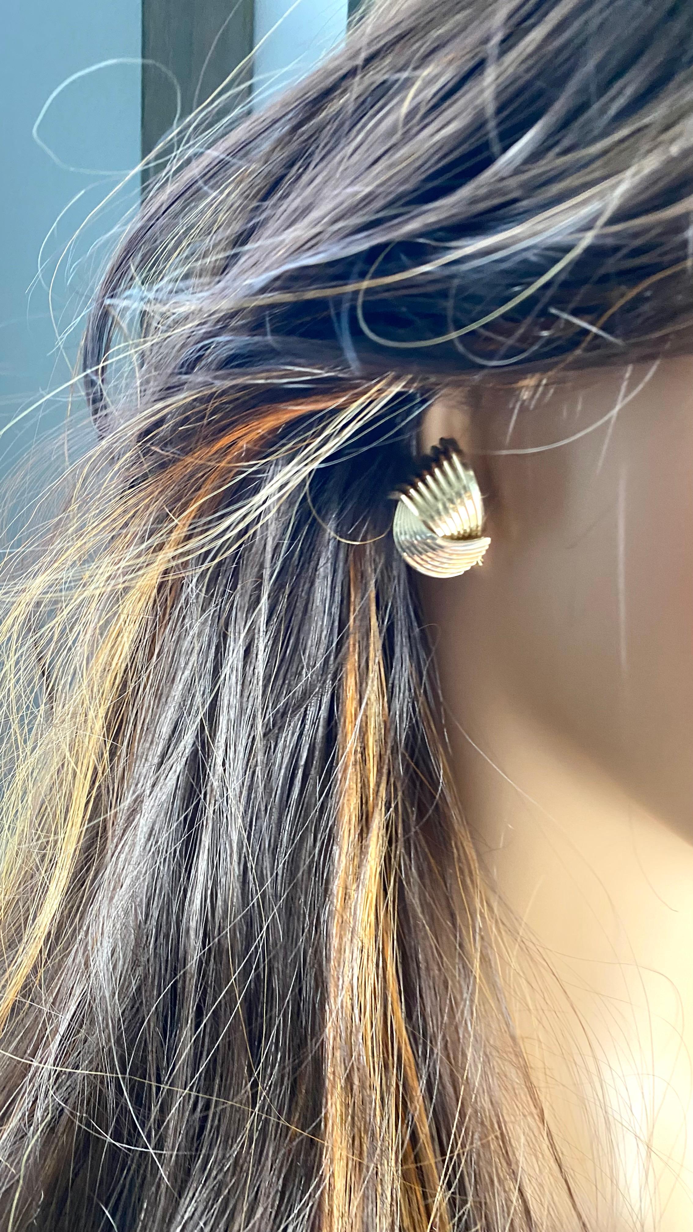 Exquisite Tiffany Co 14K Gold Fluted Earclips A Timeless Investment in Luxury In Good Condition In New York, NY