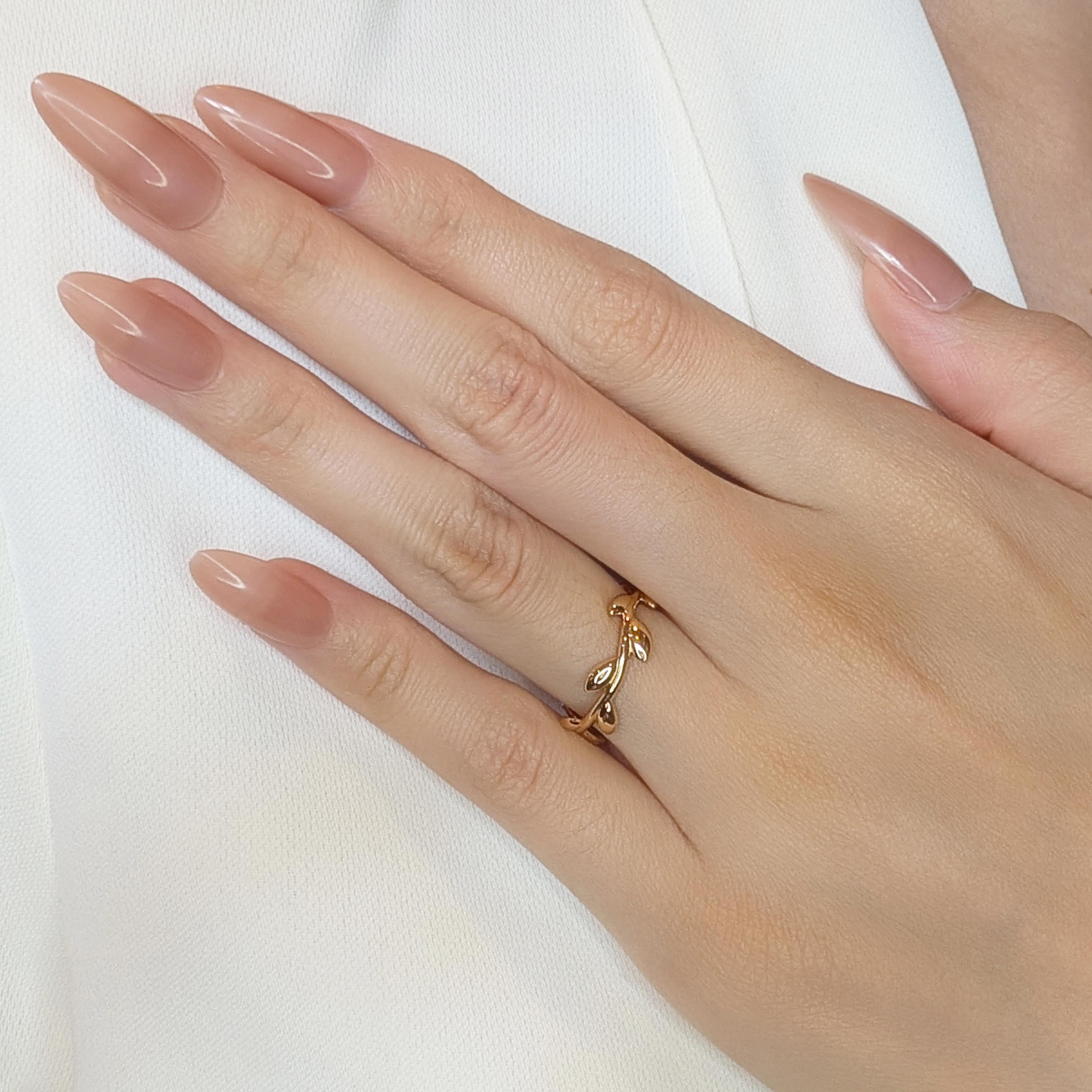 This elegant ring from Tiffany & Co. is crafted from luxurious 18K rose gold, offering a warm and sophisticated glow. Weighing 2.79g and sized at 49 EU / 11 HK, it combines timeless design with exceptional quality. While it does not include a