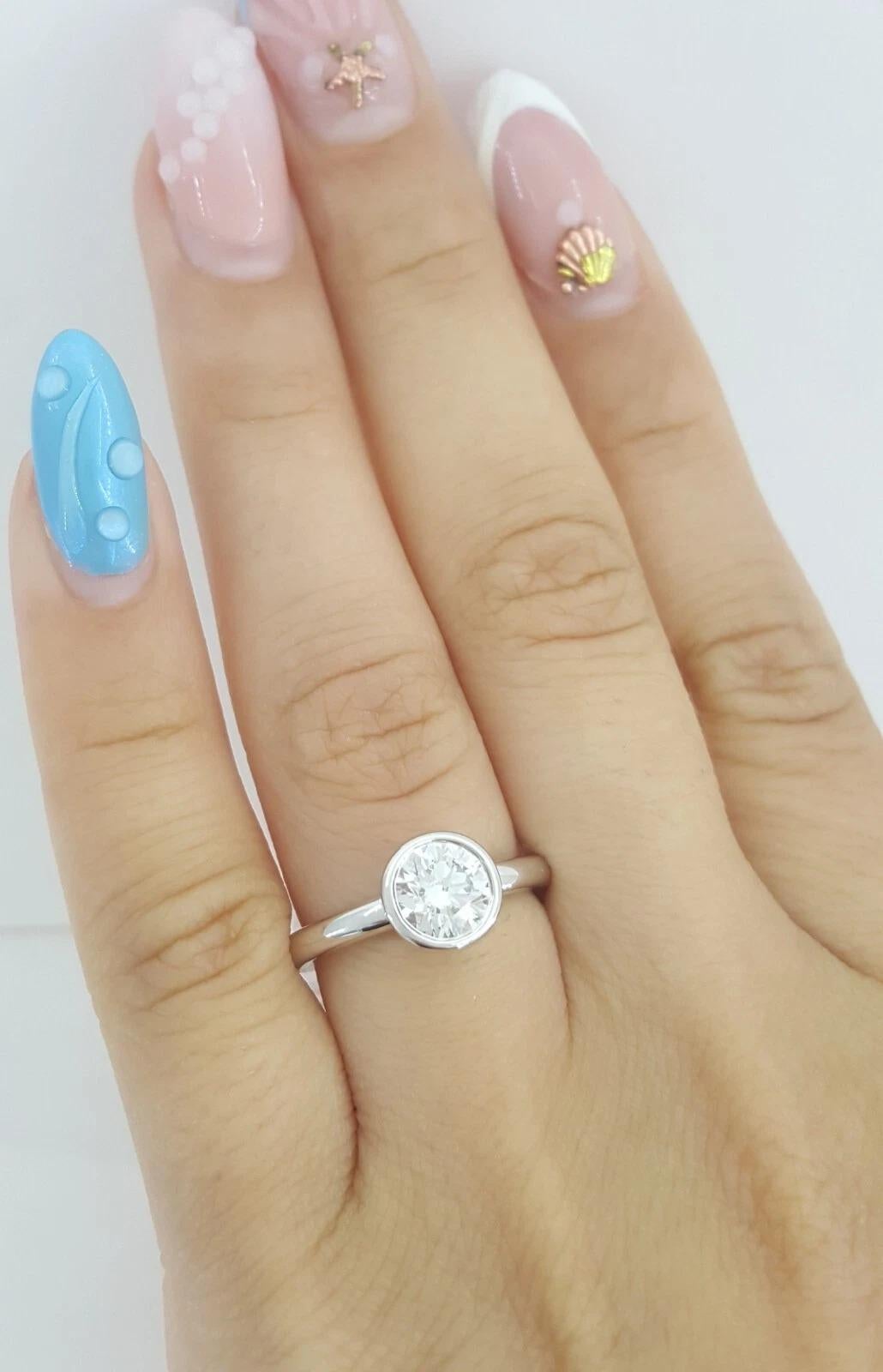  Tiffany & Co. 0.92 ct Total Weight Platinum Round Brilliant Cut Diamond Solitaire Engagement Ring.

The ring weighs 4.2 grams, size 5 (can be resized to any size), the center stone is a 0.92 ct Natural Round Brilliant Cut diamond, E in color, VS1