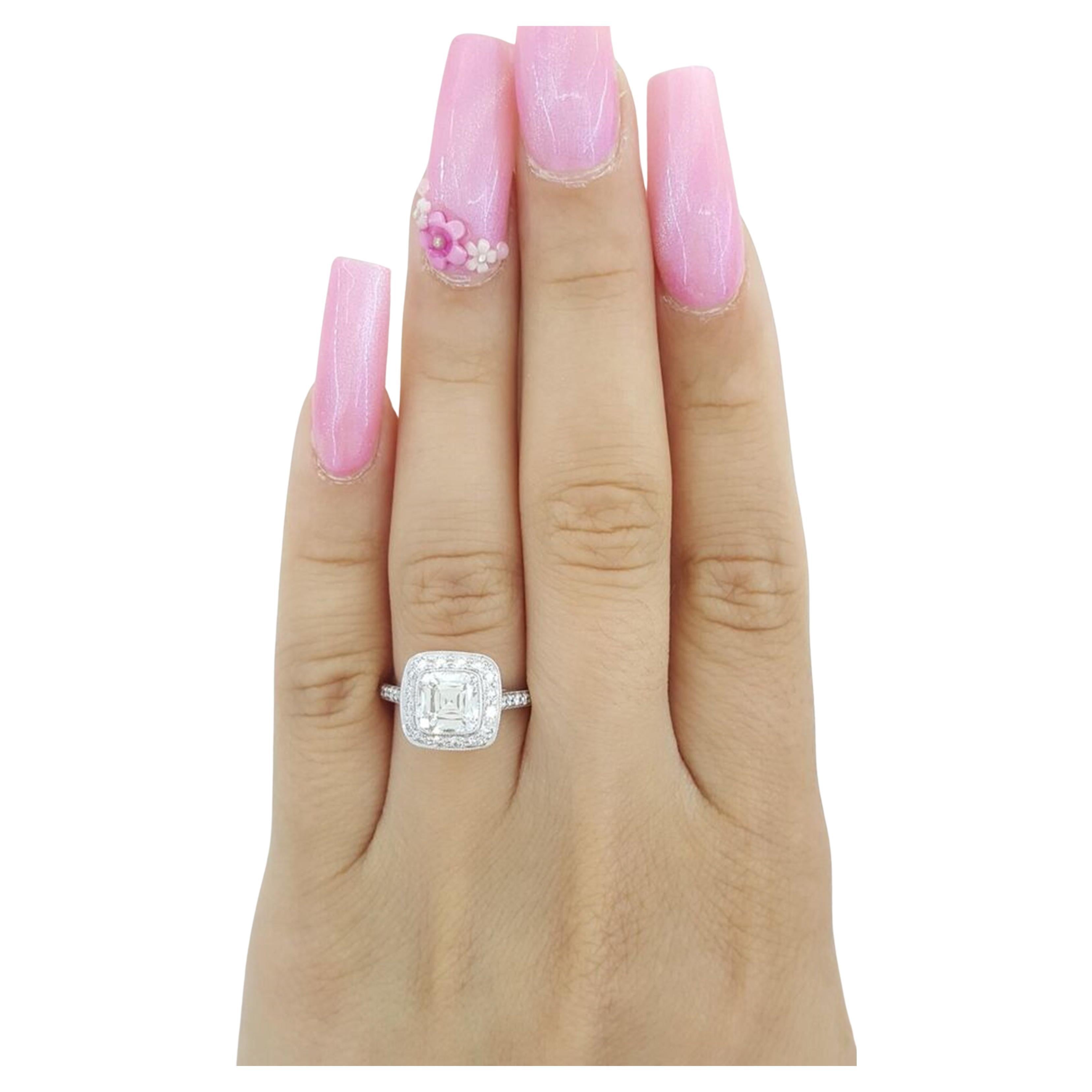 Tiffany & Co. Anillo de compromiso con halo de diamantes Legacy

Una exquisita pieza de Tiffany & Co. Anillo de compromiso Legacy con un diamante talla cojín de 2,15 quilates, acentuado por un halo de diamantes brillantes redondos. El diamante
