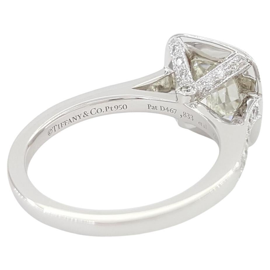Exquisita pieza de Tiffany & Co. Anillo de compromiso Halo de diamantes Legacy en platino Contemporáneo en venta