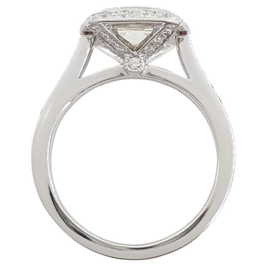 Exquisita pieza de Tiffany & Co. Anillo de compromiso Halo de diamantes Legacy en platino Corte cojín en venta