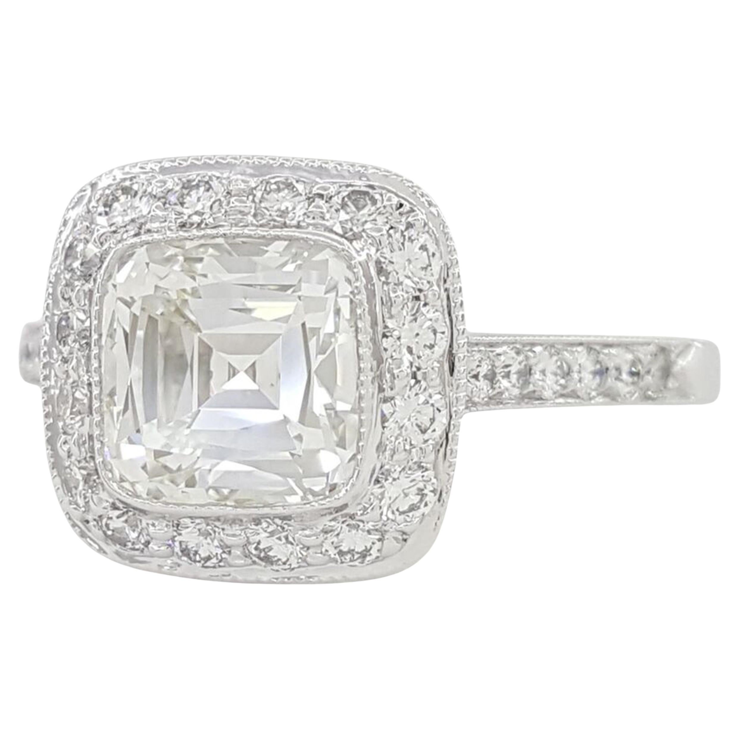 Exquisita pieza de Tiffany & Co. Anillo de compromiso Halo de diamantes Legacy en platino en Excelente estado para la venta en Chicago, IL