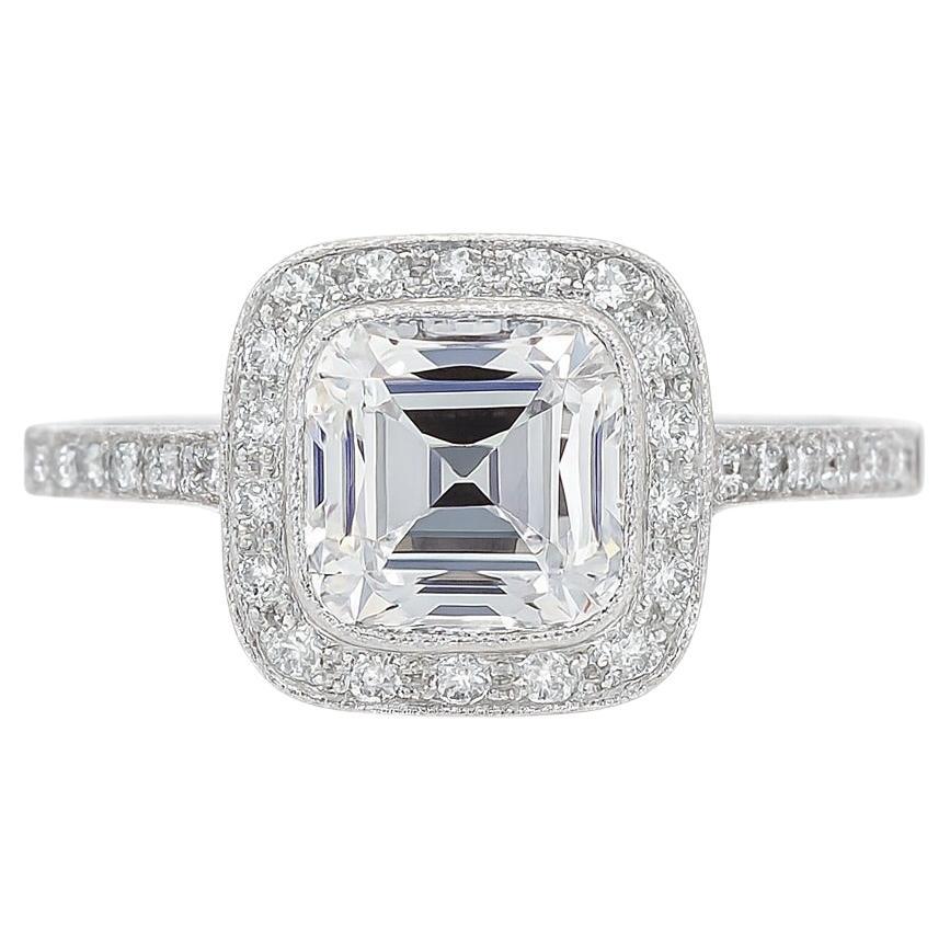 Exquisita pieza de Tiffany & Co. Anillo de compromiso Halo de diamantes Legacy en platino en venta