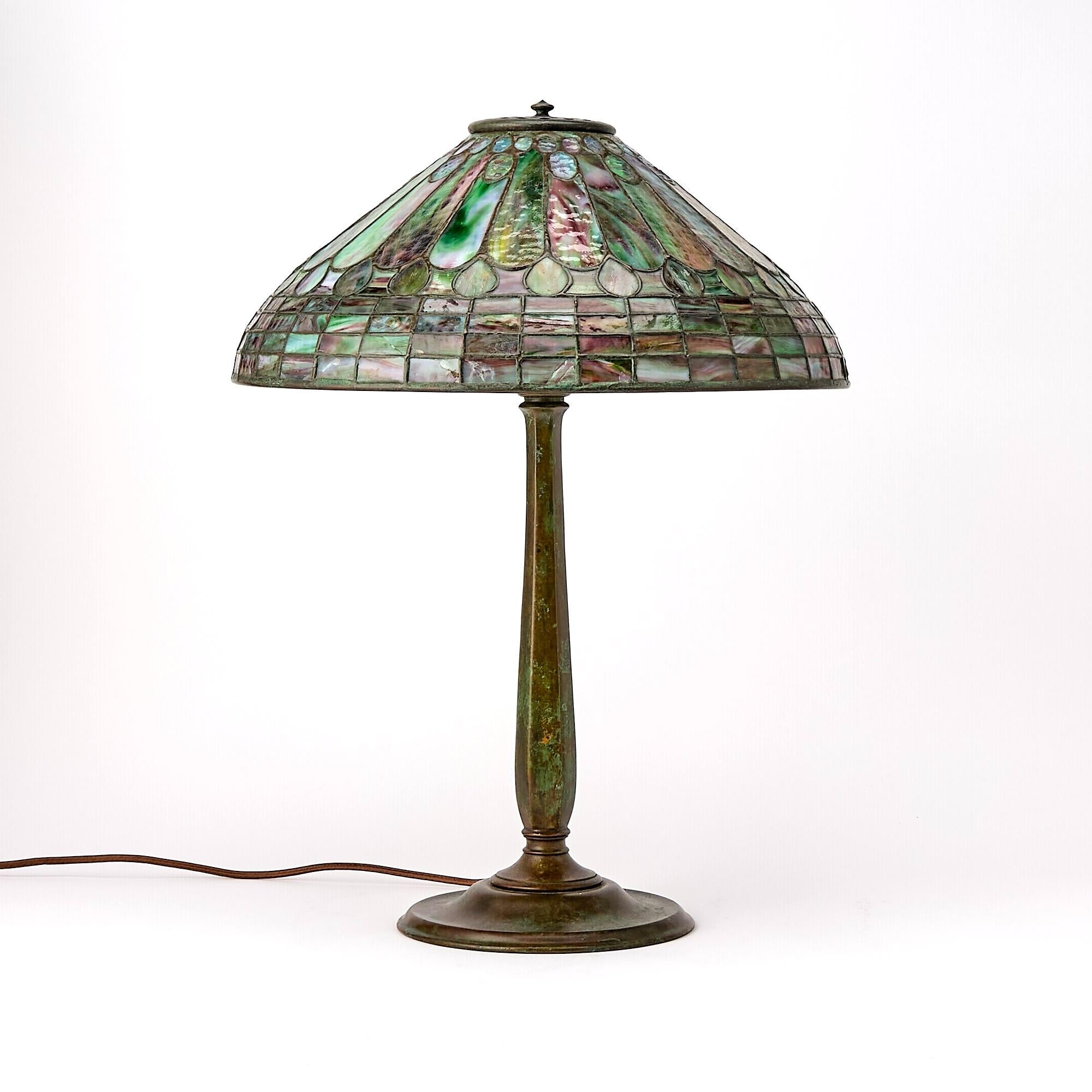Exquise lampe de table en bronze et verre au plomb 