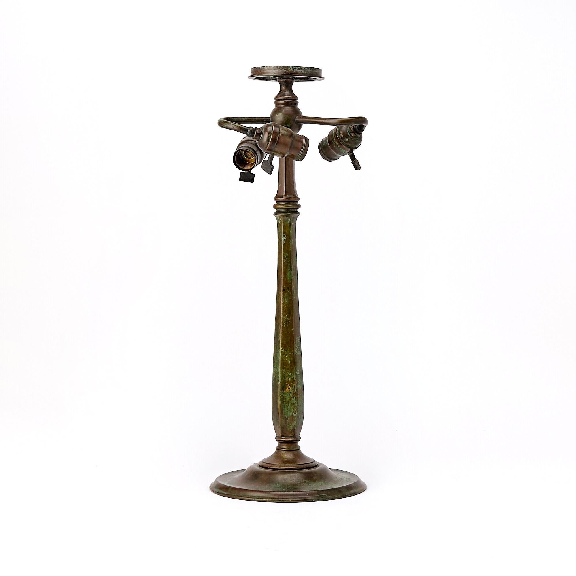 Exquise lampe de table en bronze et verre au plomb 