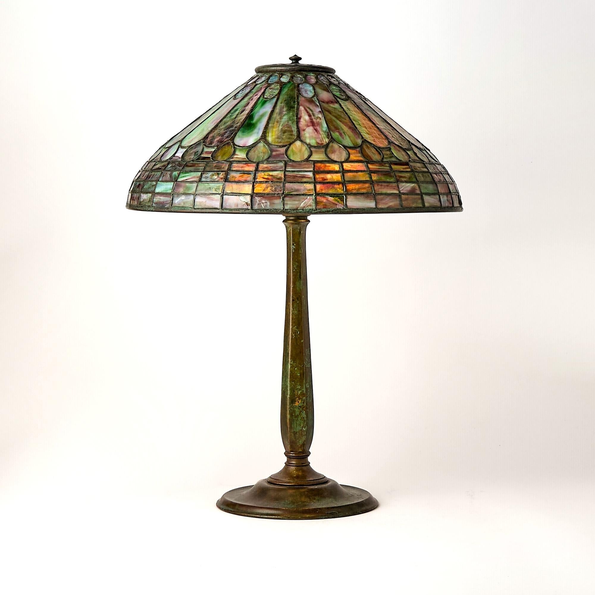 Exquise lampe de table en bronze et verre au plomb 