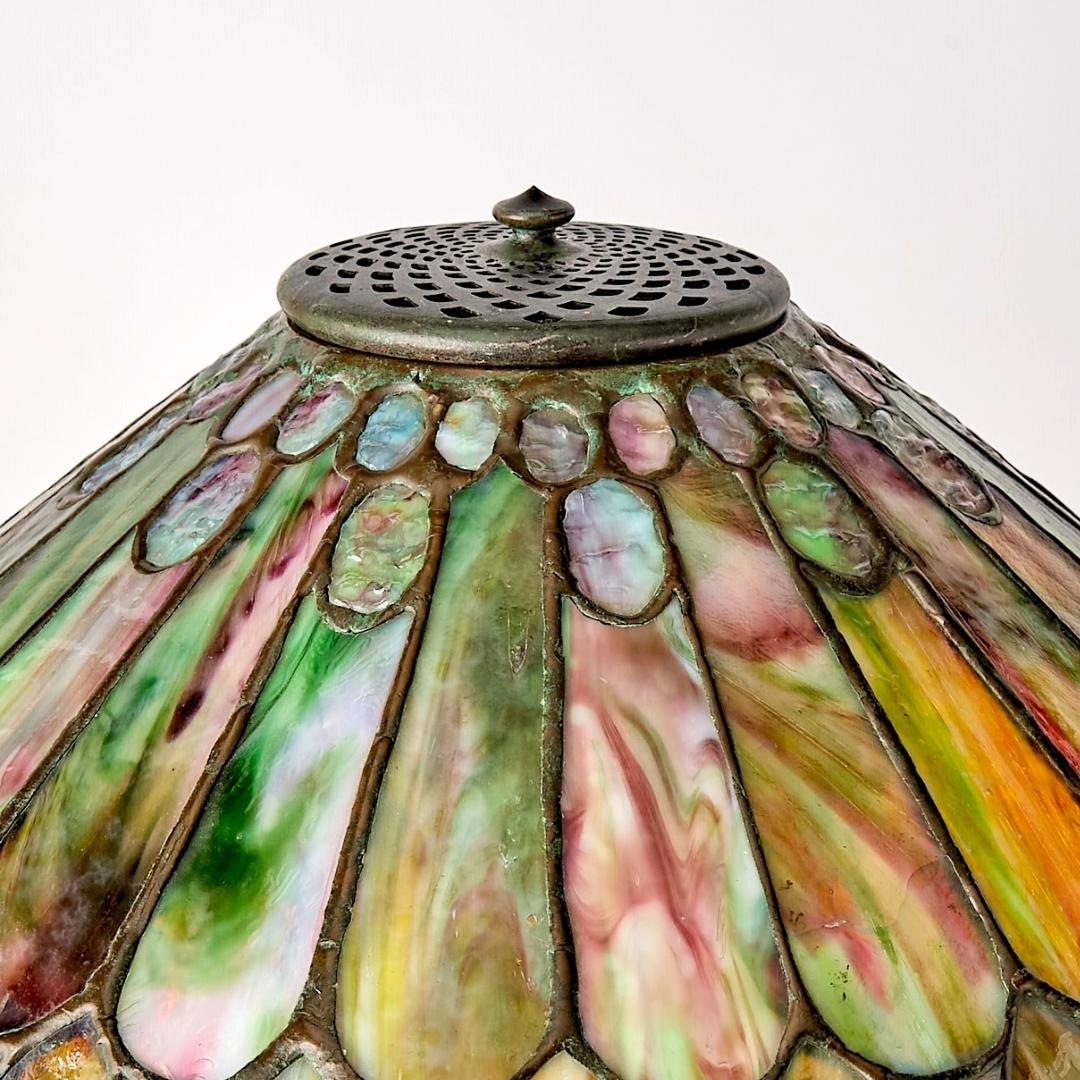 Art nouveau Exquise lampe de table en bronze et verre au plomb 