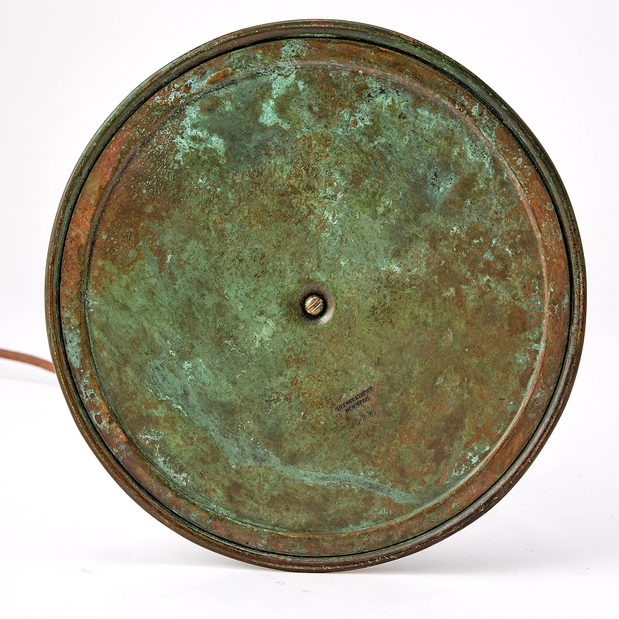 Américain Exquise lampe de table en bronze et verre au plomb 