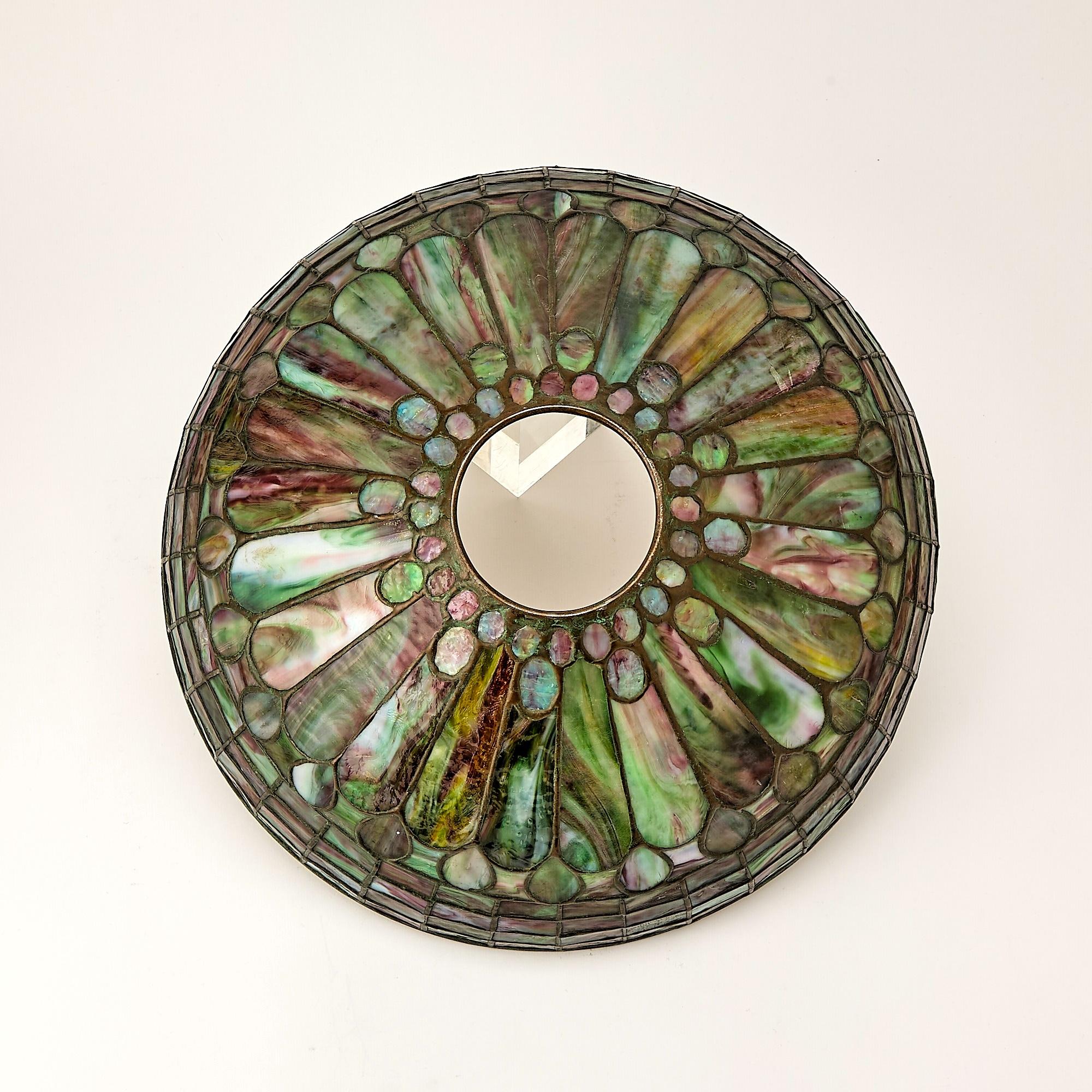 Exquise lampe de table en bronze et verre au plomb 