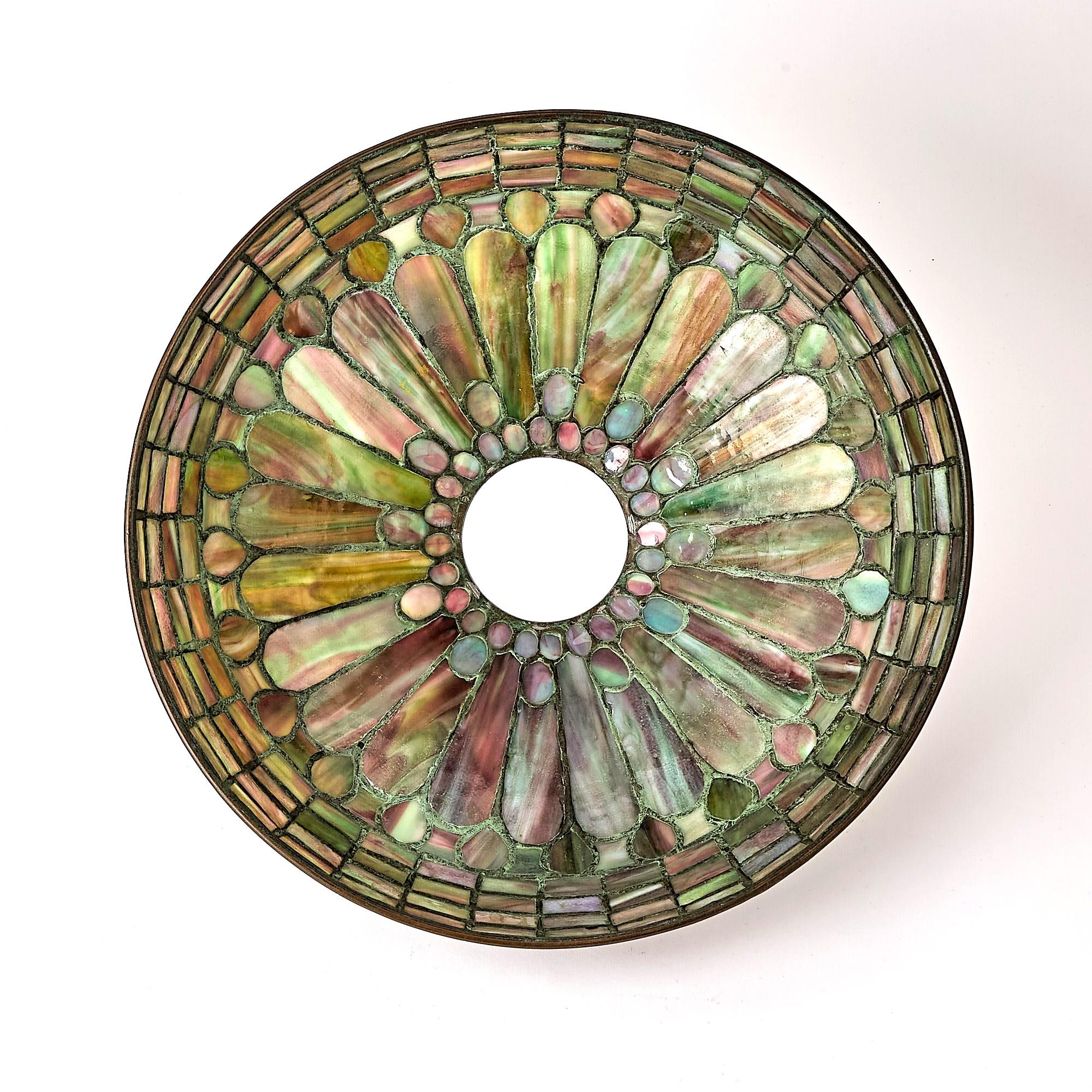 Début du 20ème siècle Exquise lampe de table en bronze et verre au plomb 