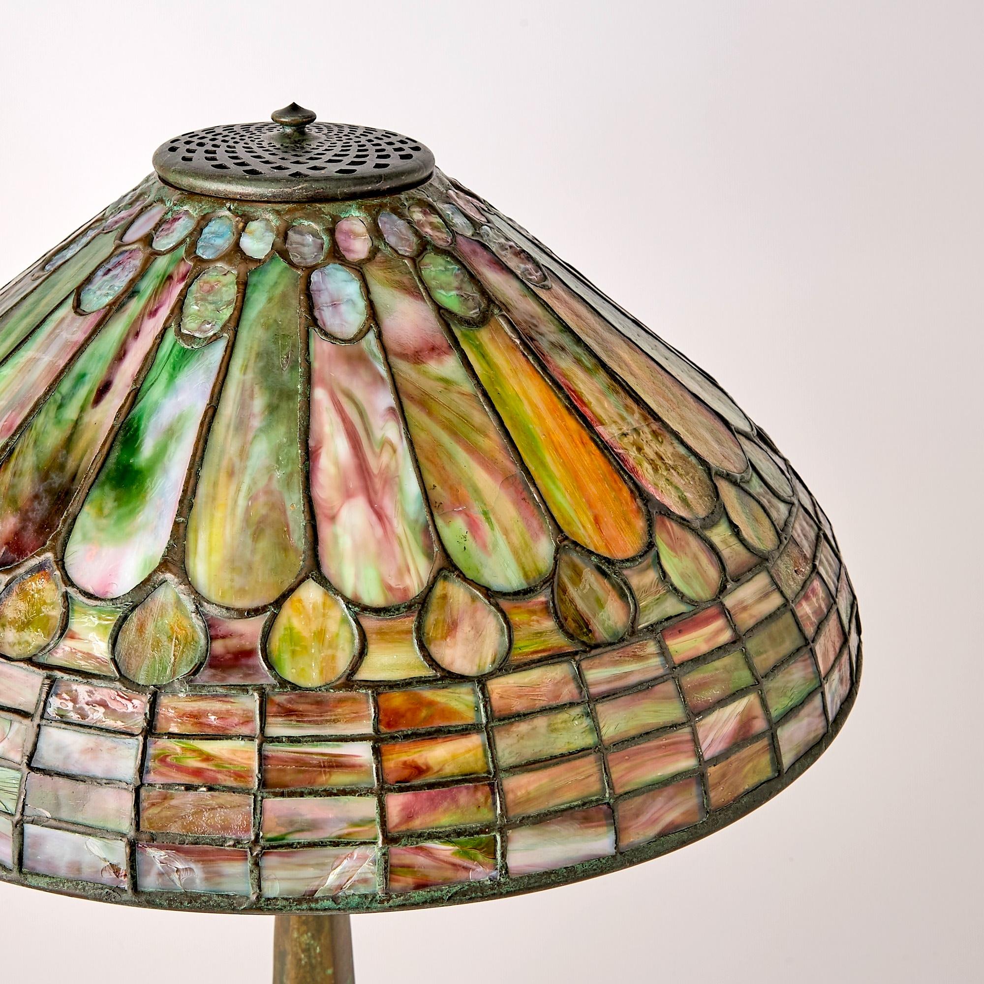Exquise lampe de table en bronze et verre au plomb 