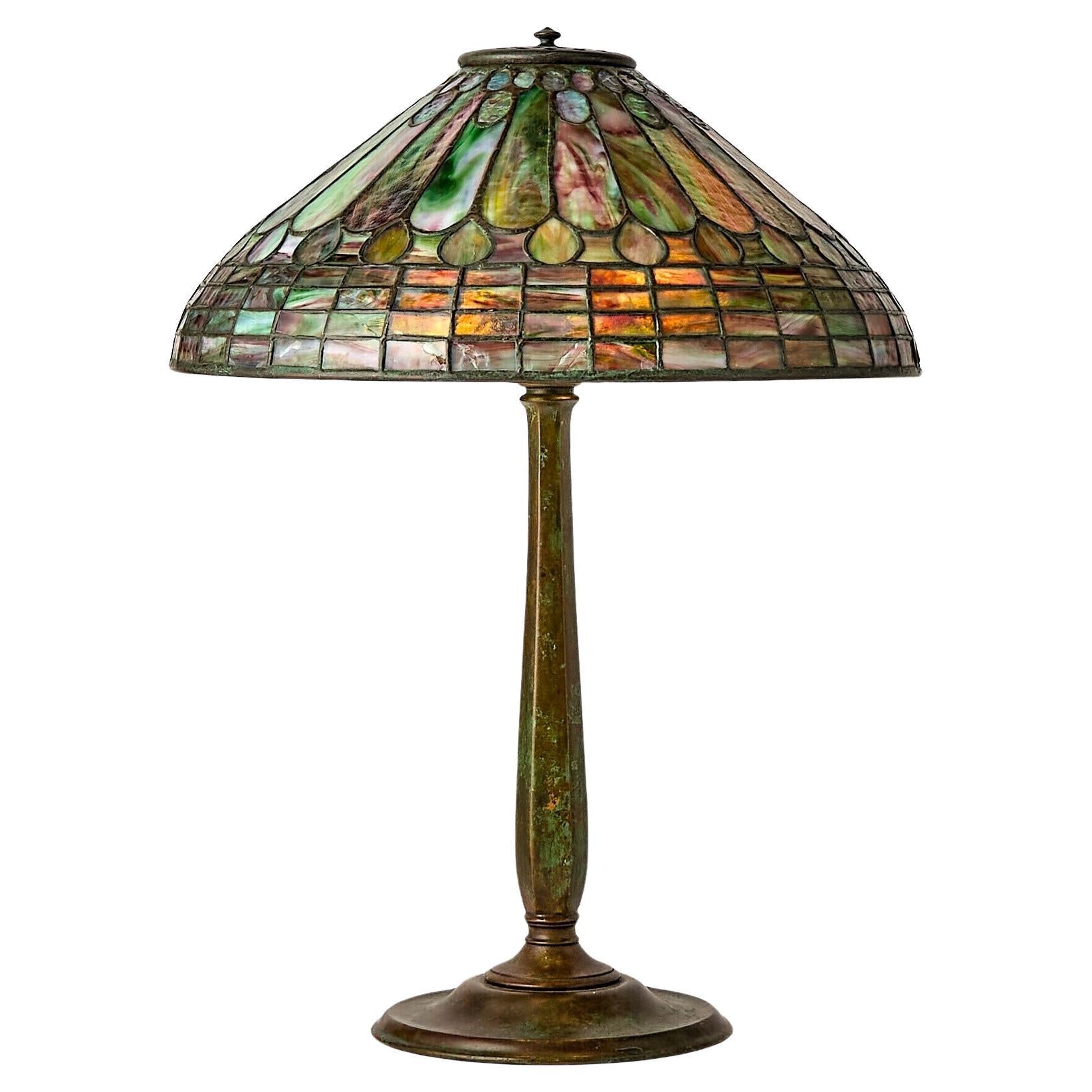 Exquise lampe de table en bronze et verre au plomb "Feather" de Tiffany Studios, Circa 1915 en vente