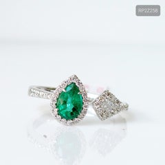 Exquisite Toi Et Moi Emerald and Kite Shaped Diamond Ring